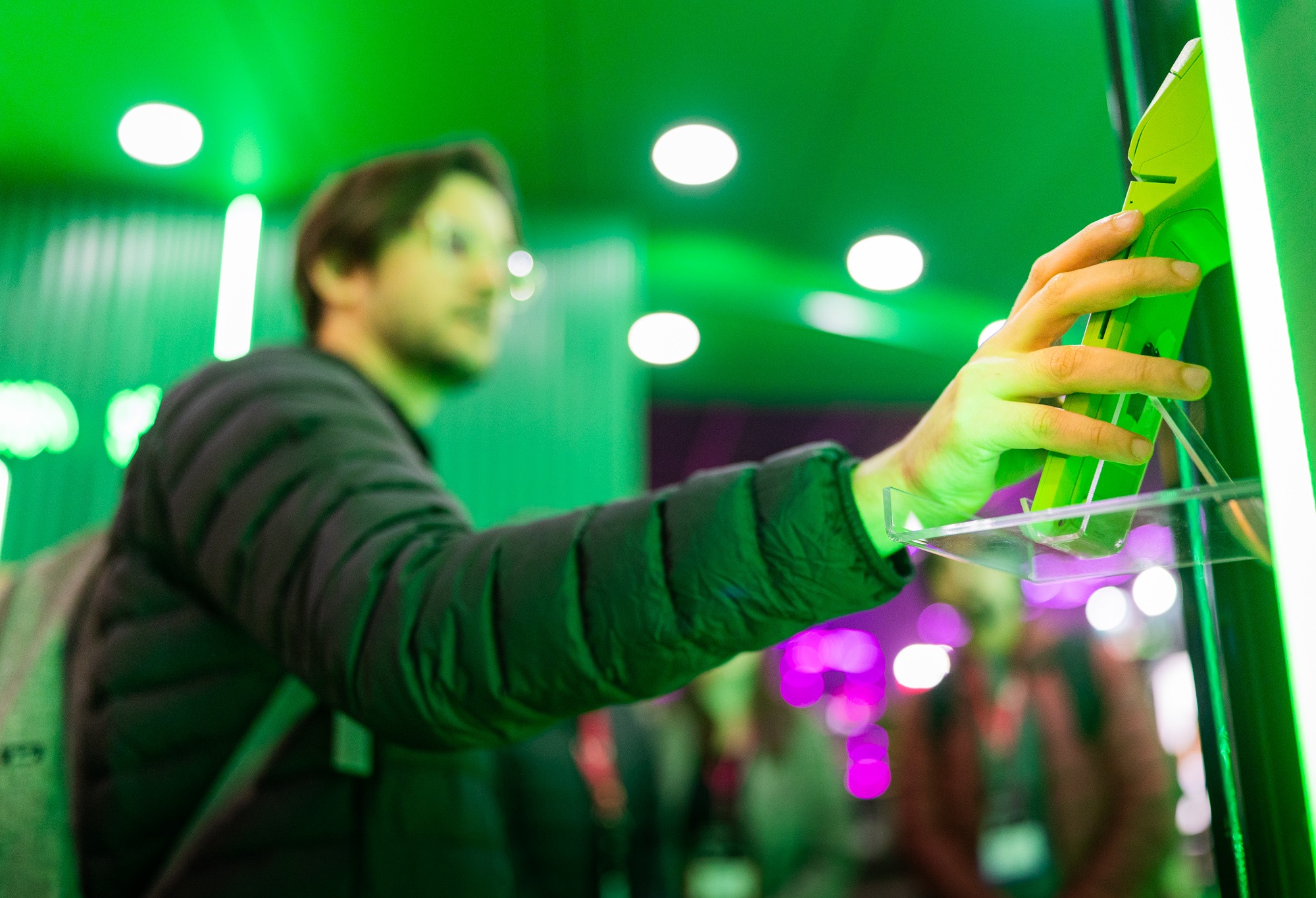 Homem operando maquininha de cartão