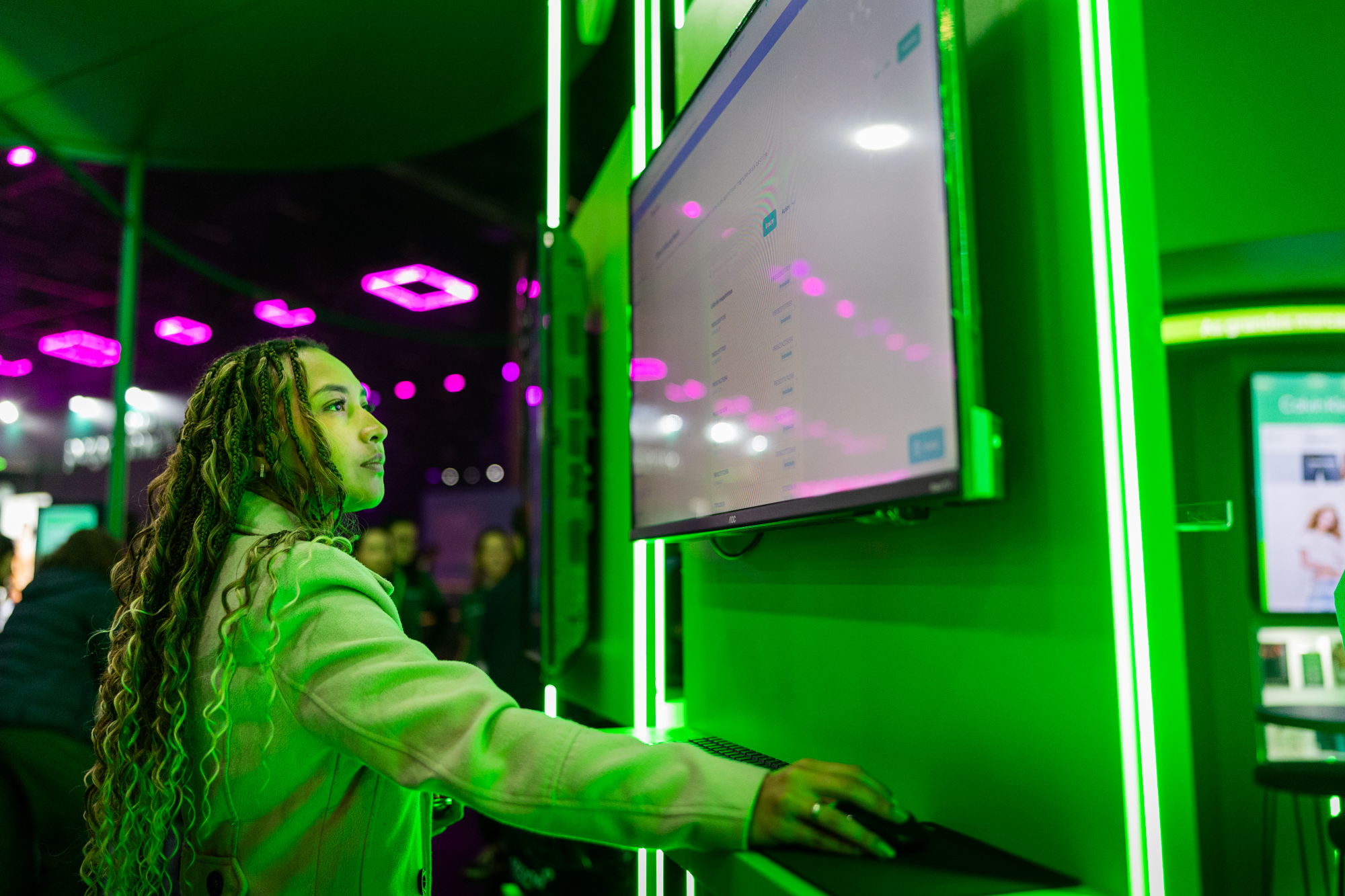 Mulher conhecendo o Split de Pagamento do Pagar.me