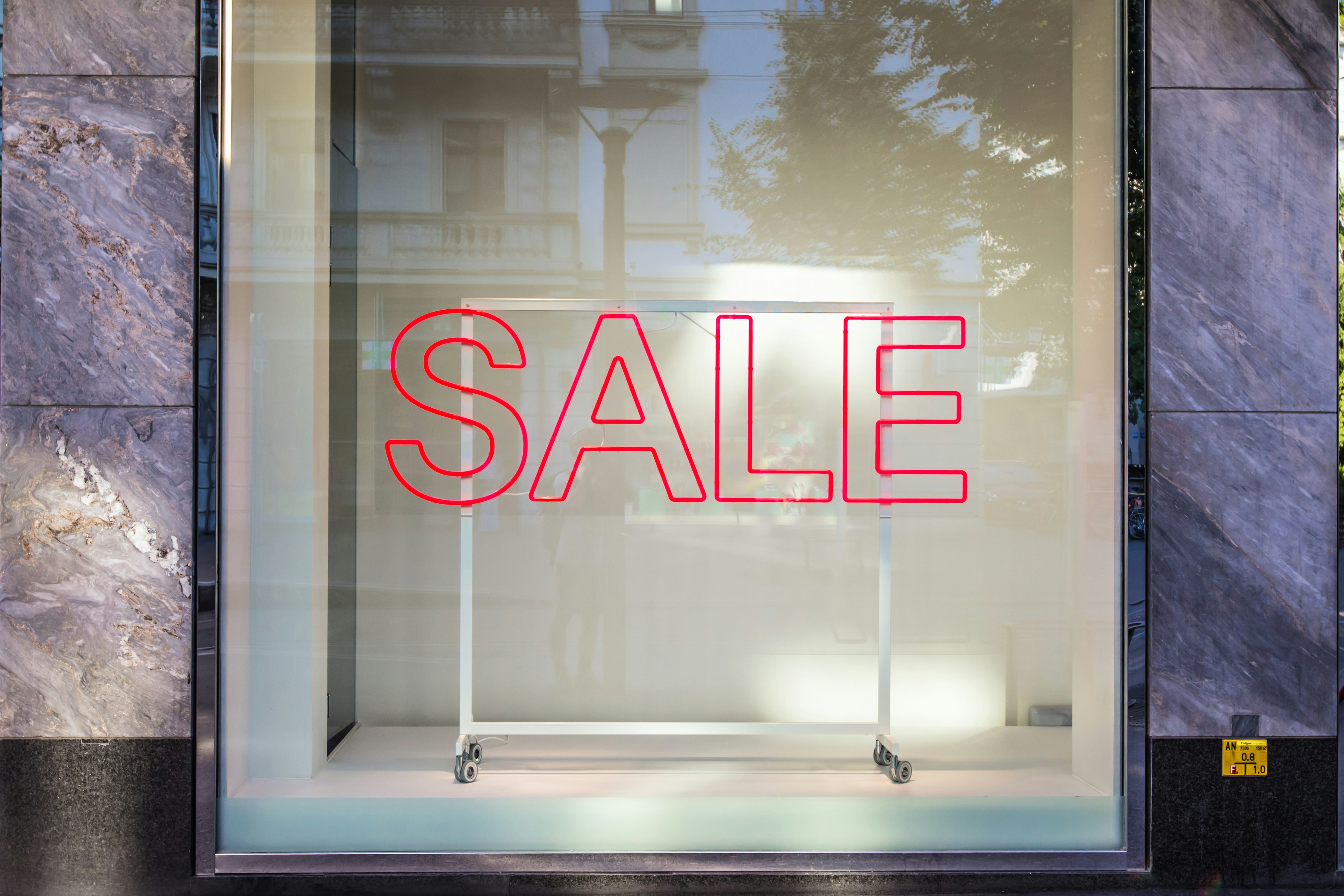Vitrine com anúncio de desconto para a Black Friday