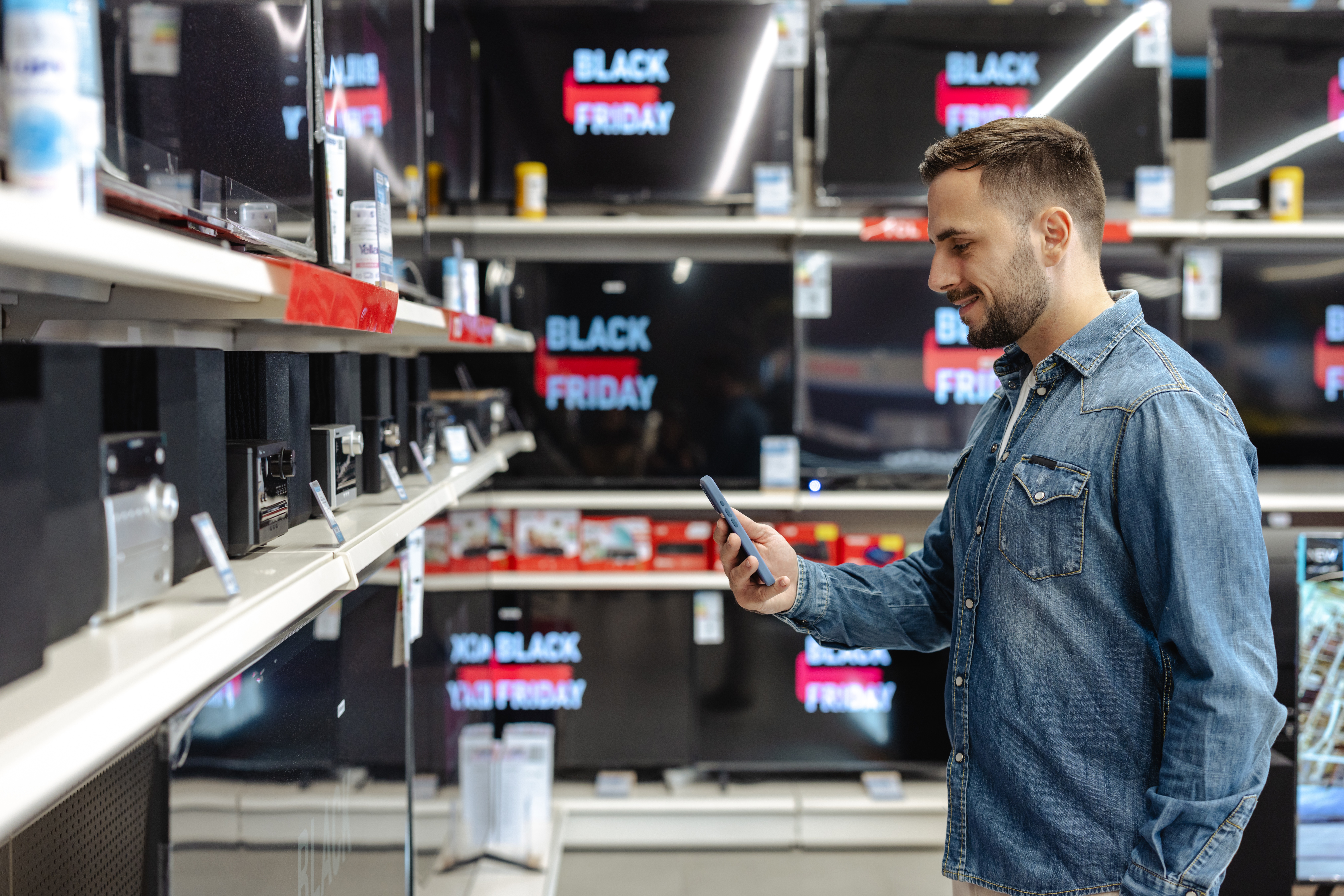 Homem fazendo compras de Black Friday antecipada