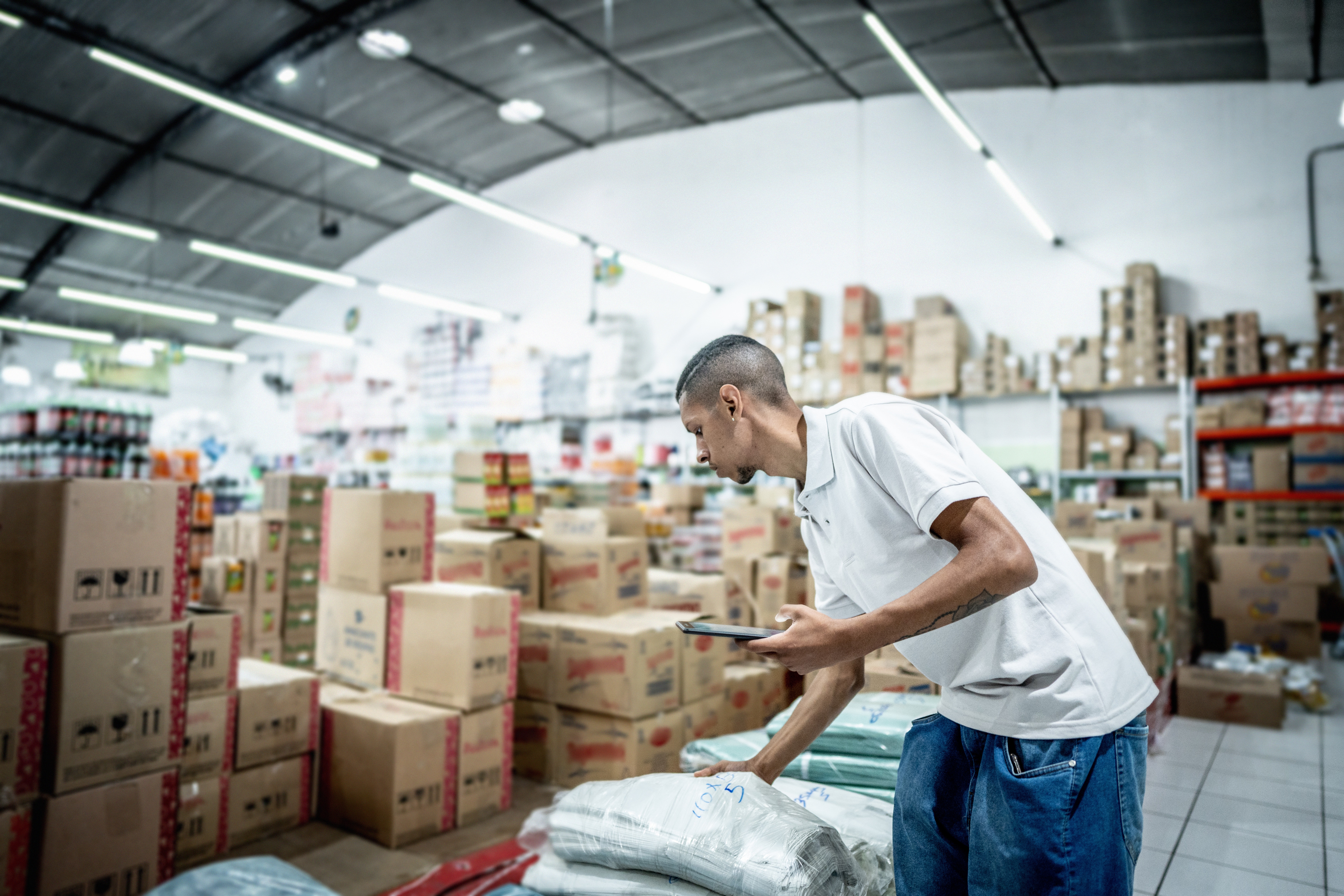 Fornecedor de mercadorias em estoque