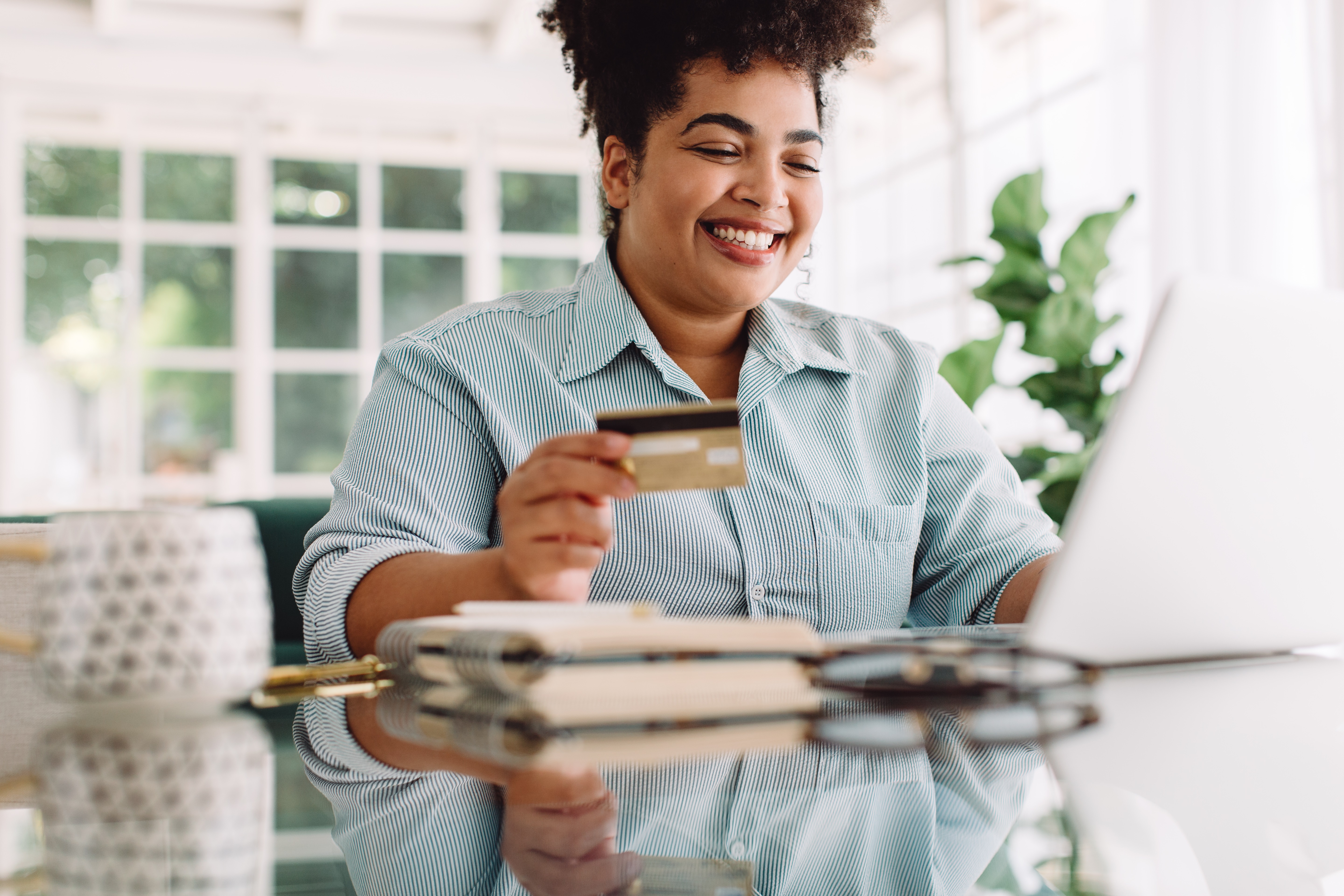 Mulher fazendo compra online