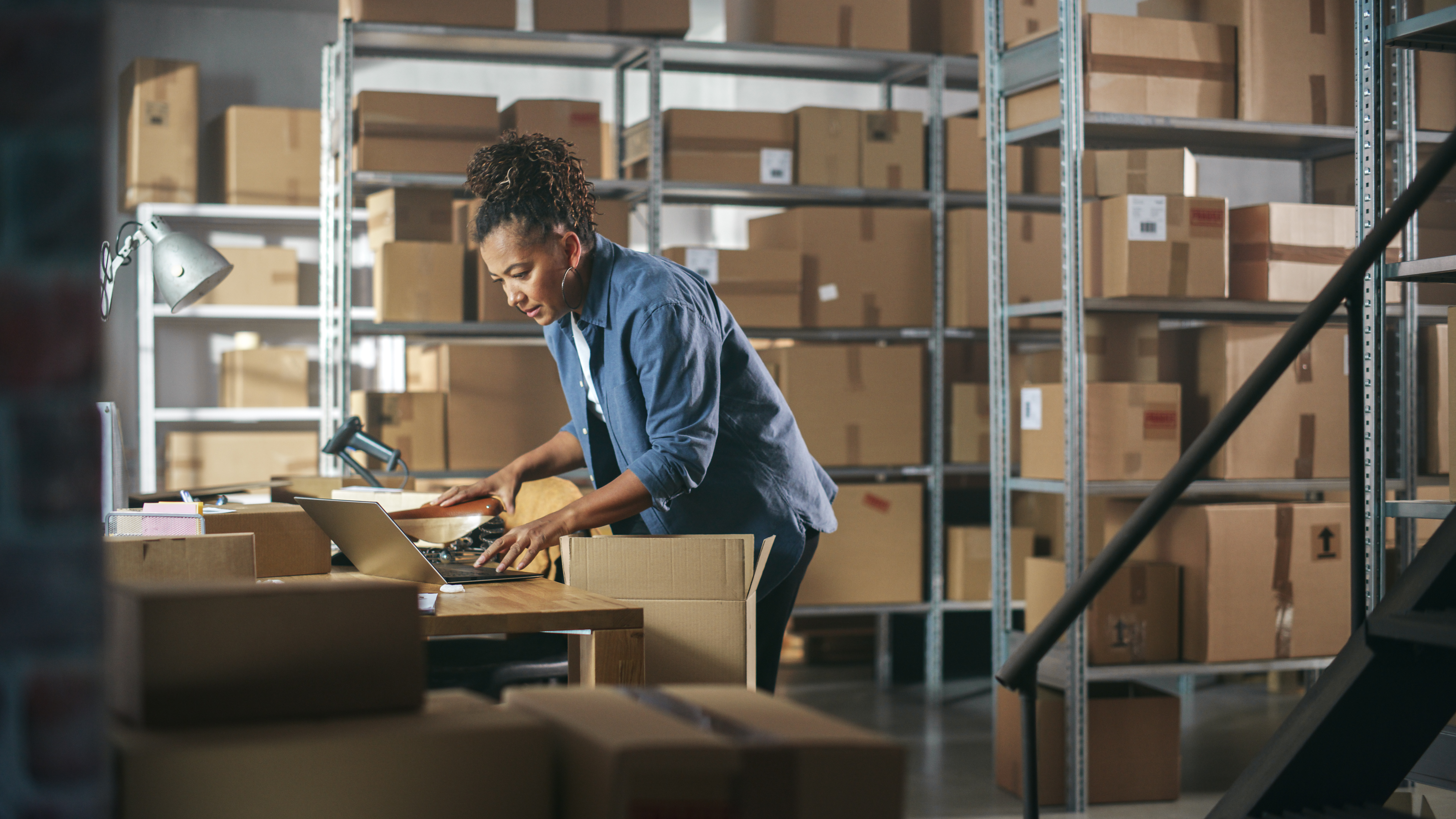 Empreendedora fazendo gestão de estoque com SKUs
