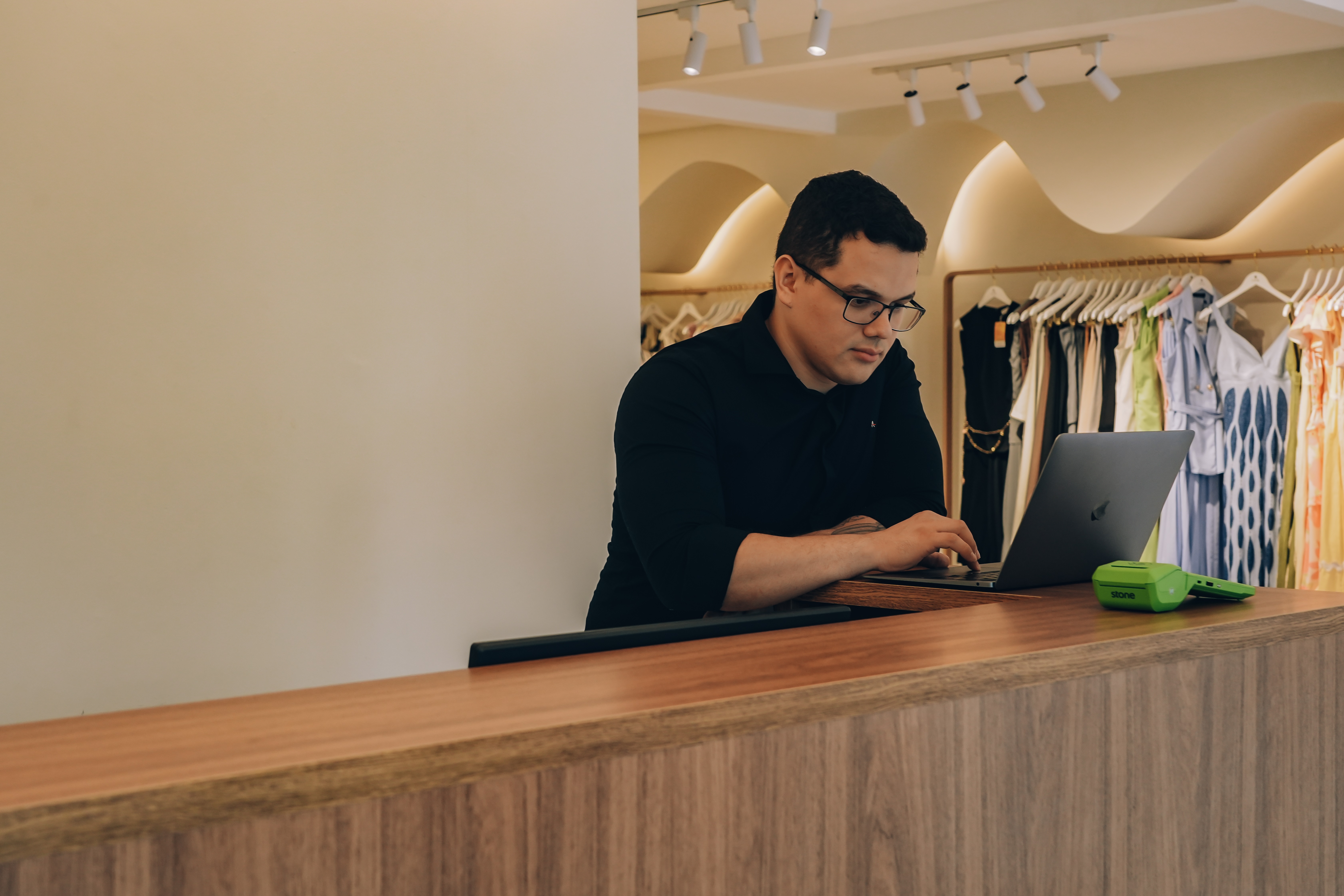 Lojista trabalhando em computador