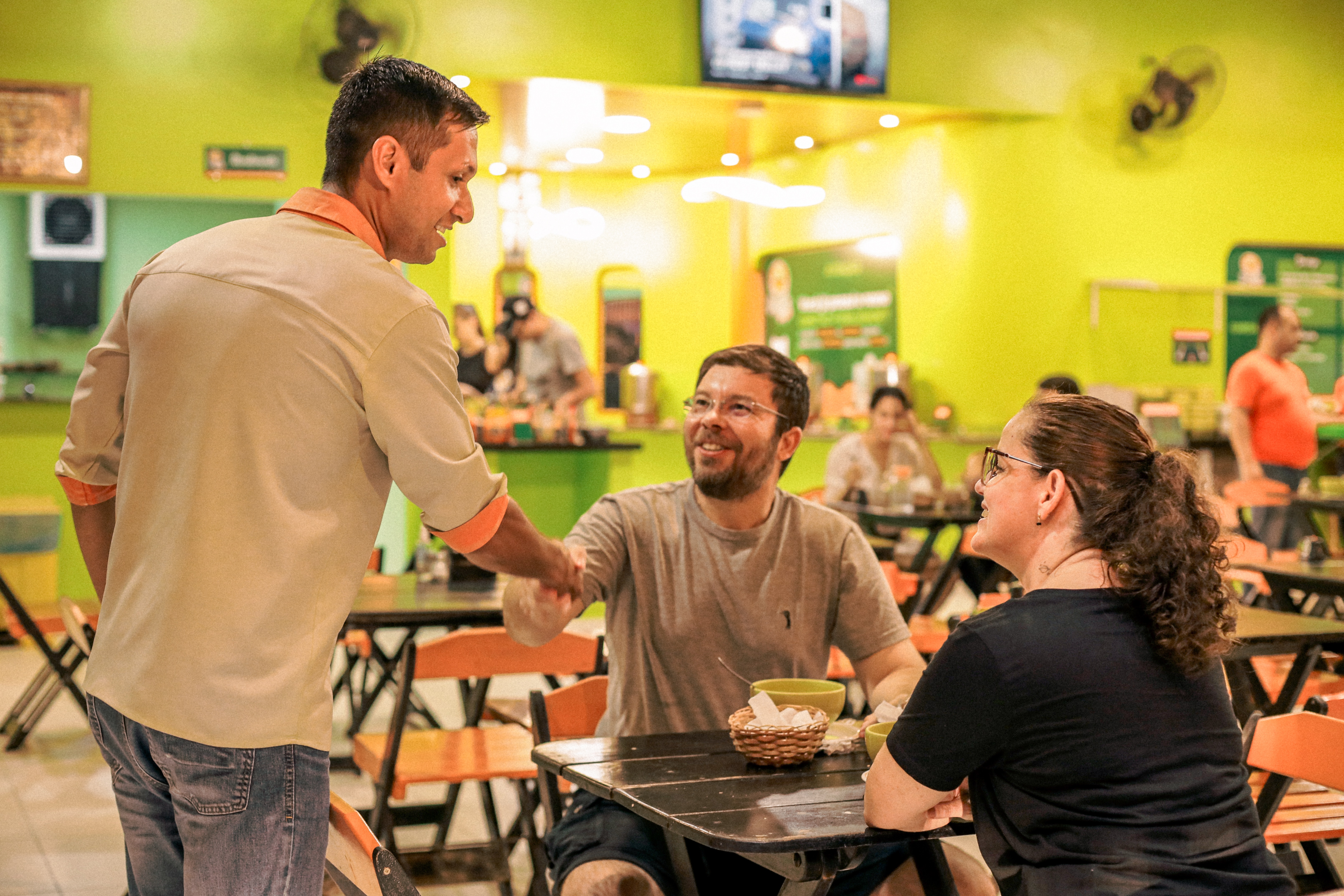 Vendedor prestando atendimento personalizado em restaurante