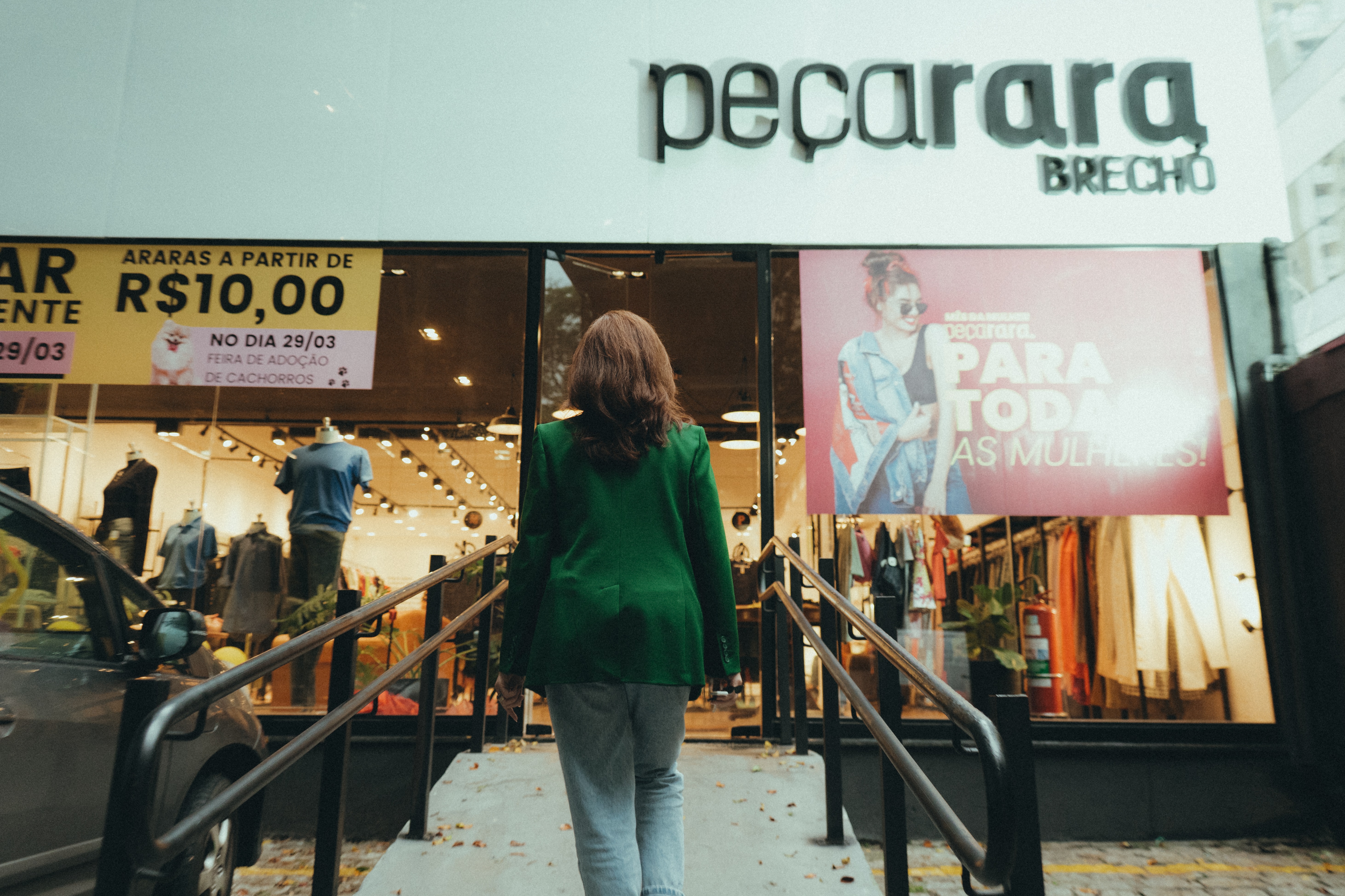 Nome da empresa Peça Rara em fachada