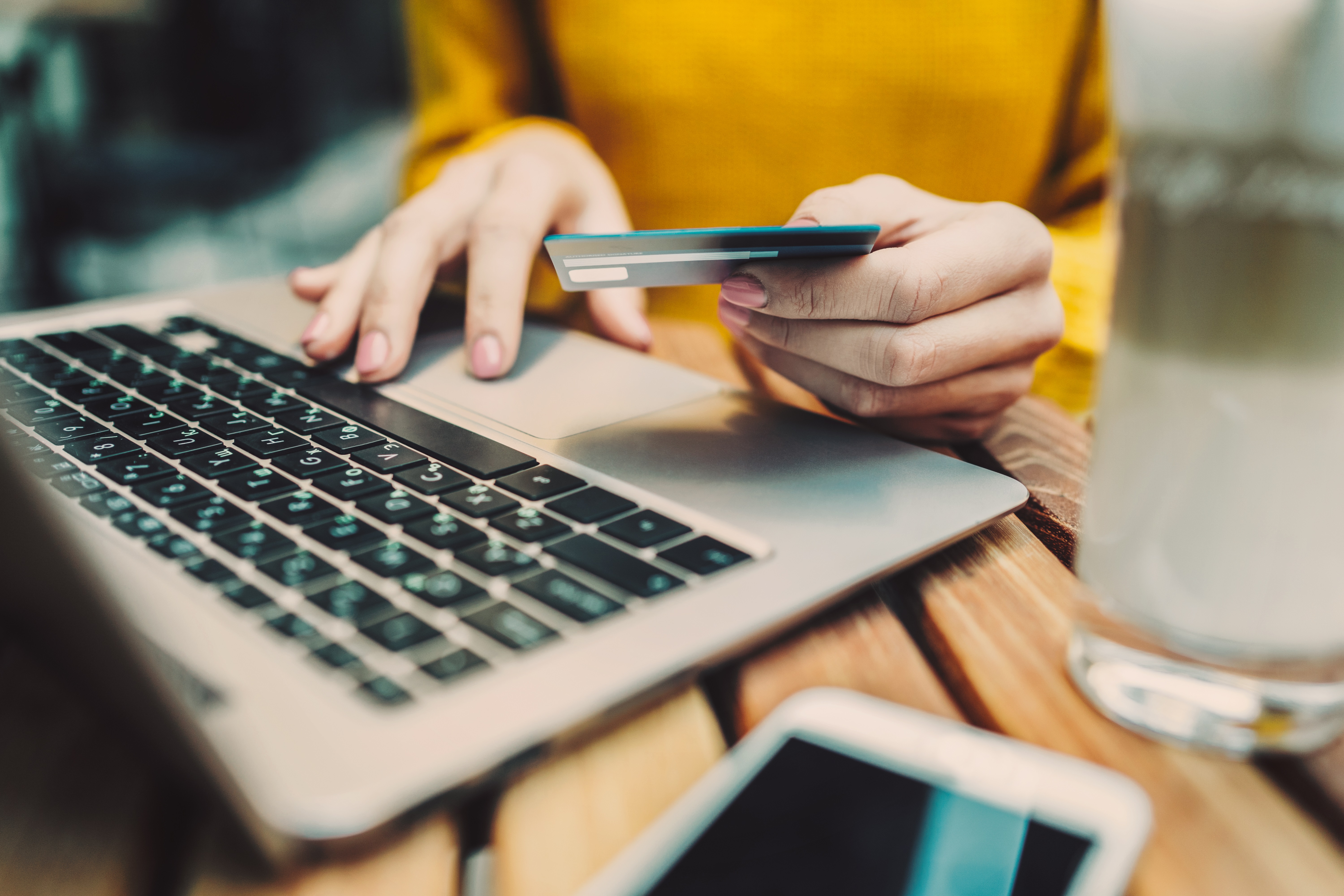 Mulher fazendo compra online no cartão