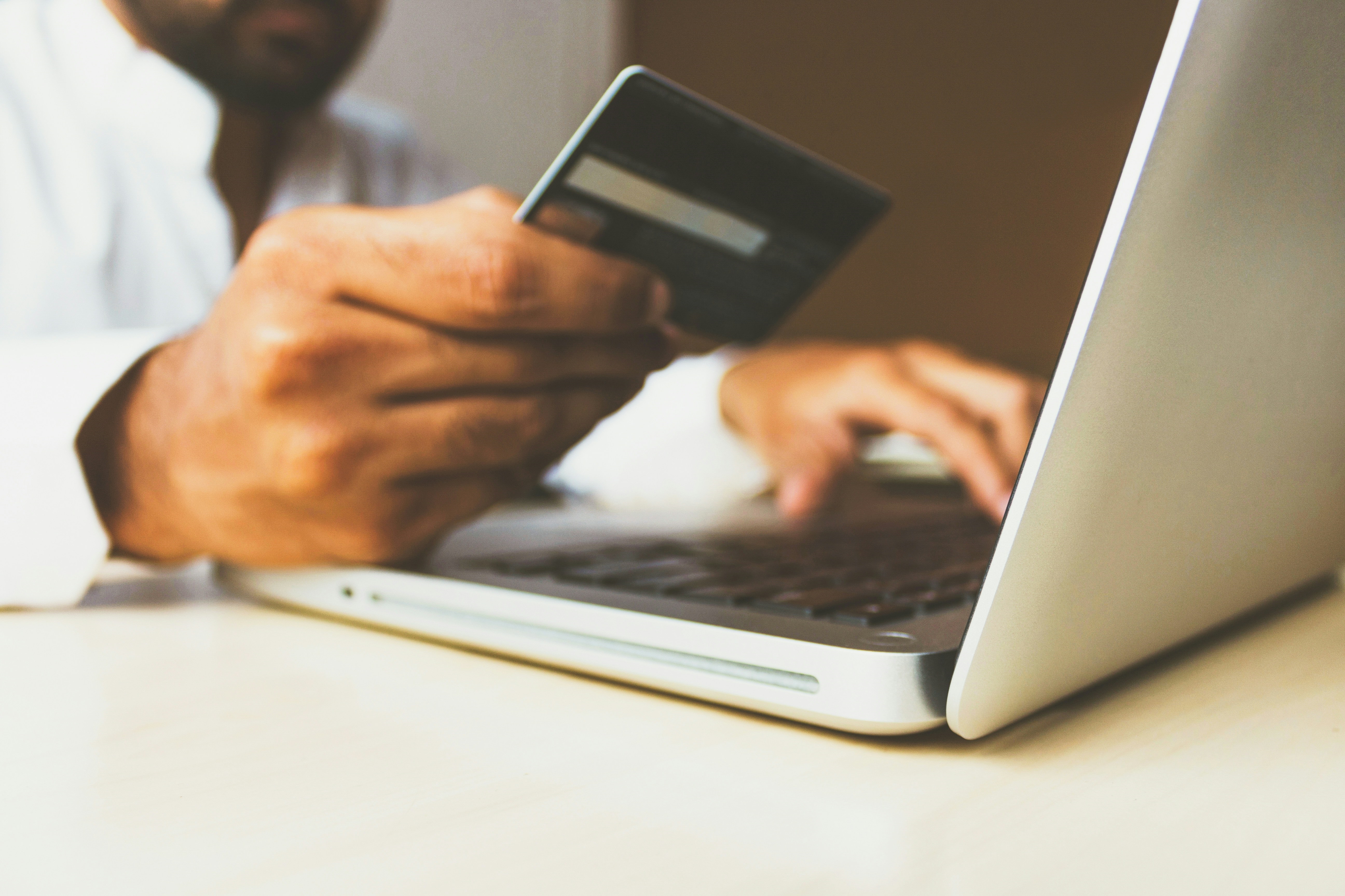 Pessoa configurando pagamento recorrente no cartão