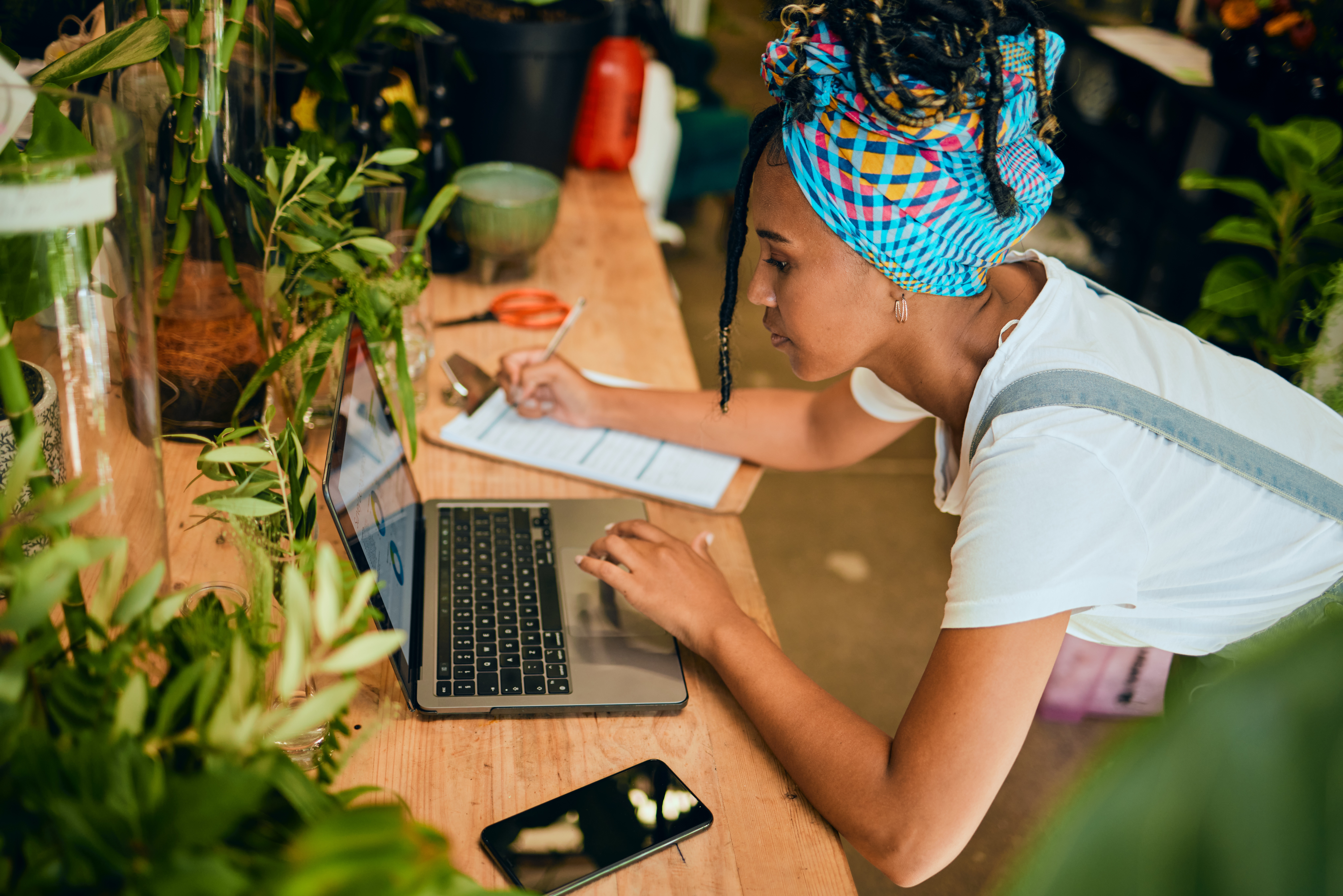 Empreendedora digital trabalhando em computador