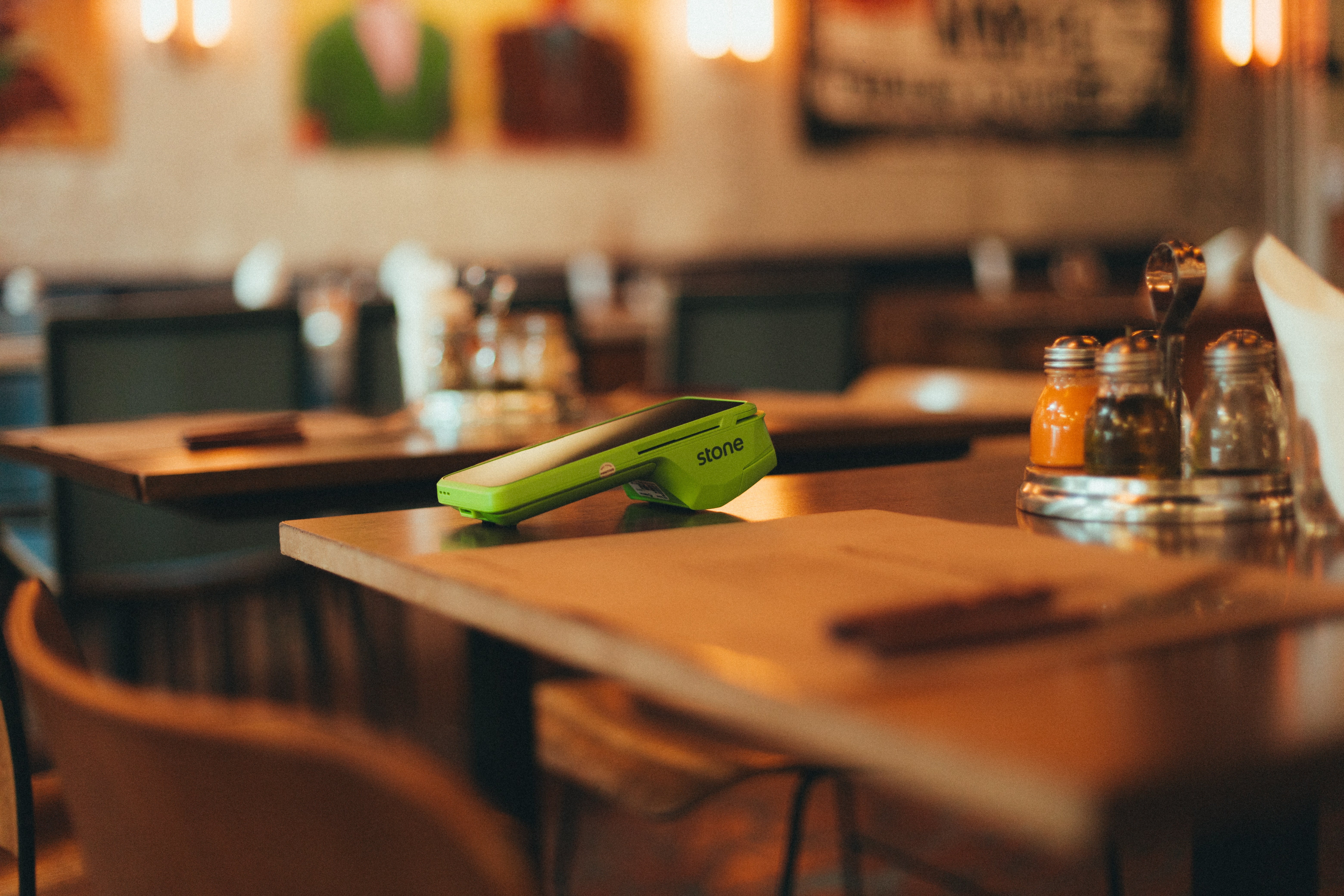 Maquininha de cartão Stone em restaurante