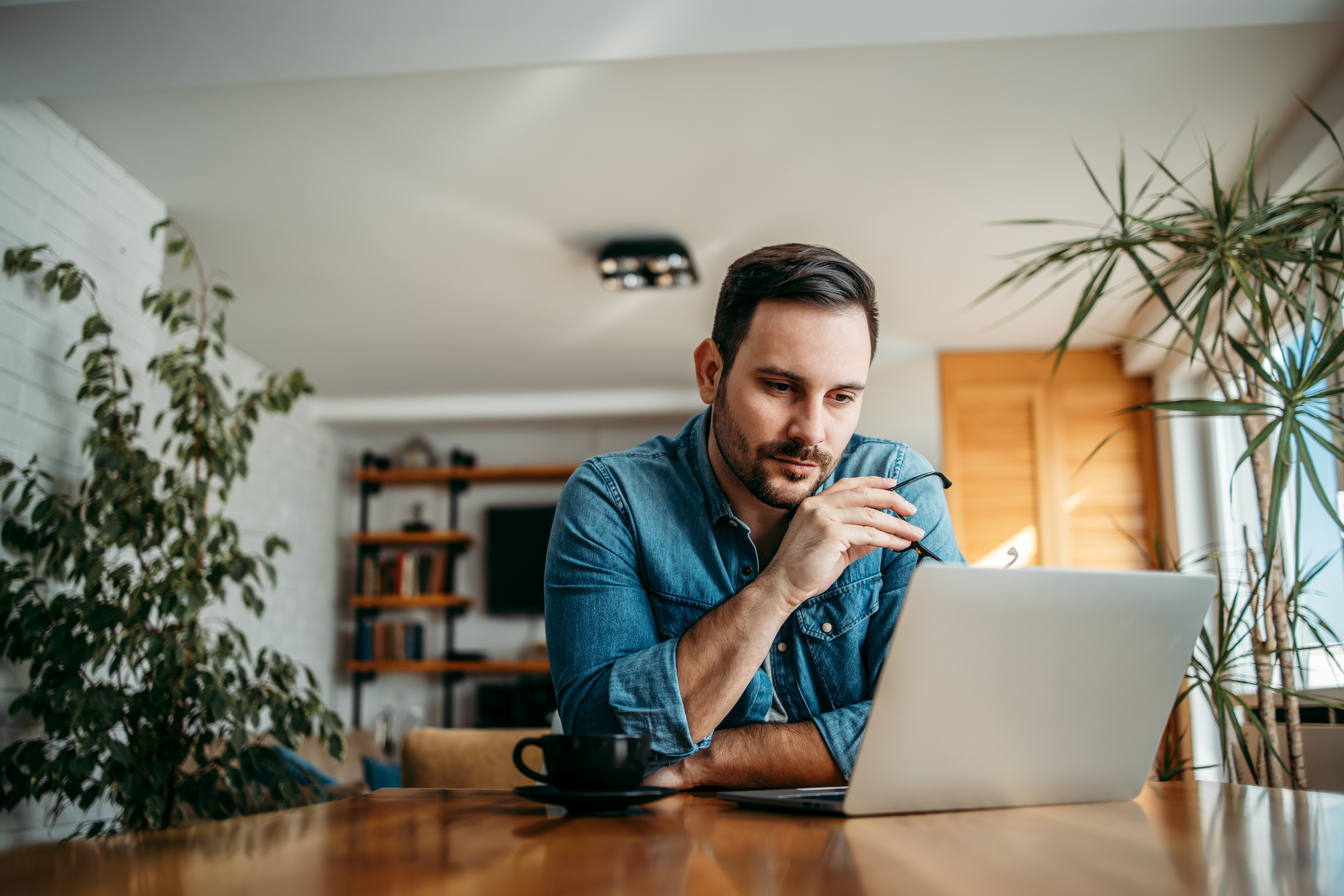 Homem pesquisando sobre CNAE para e-commerce