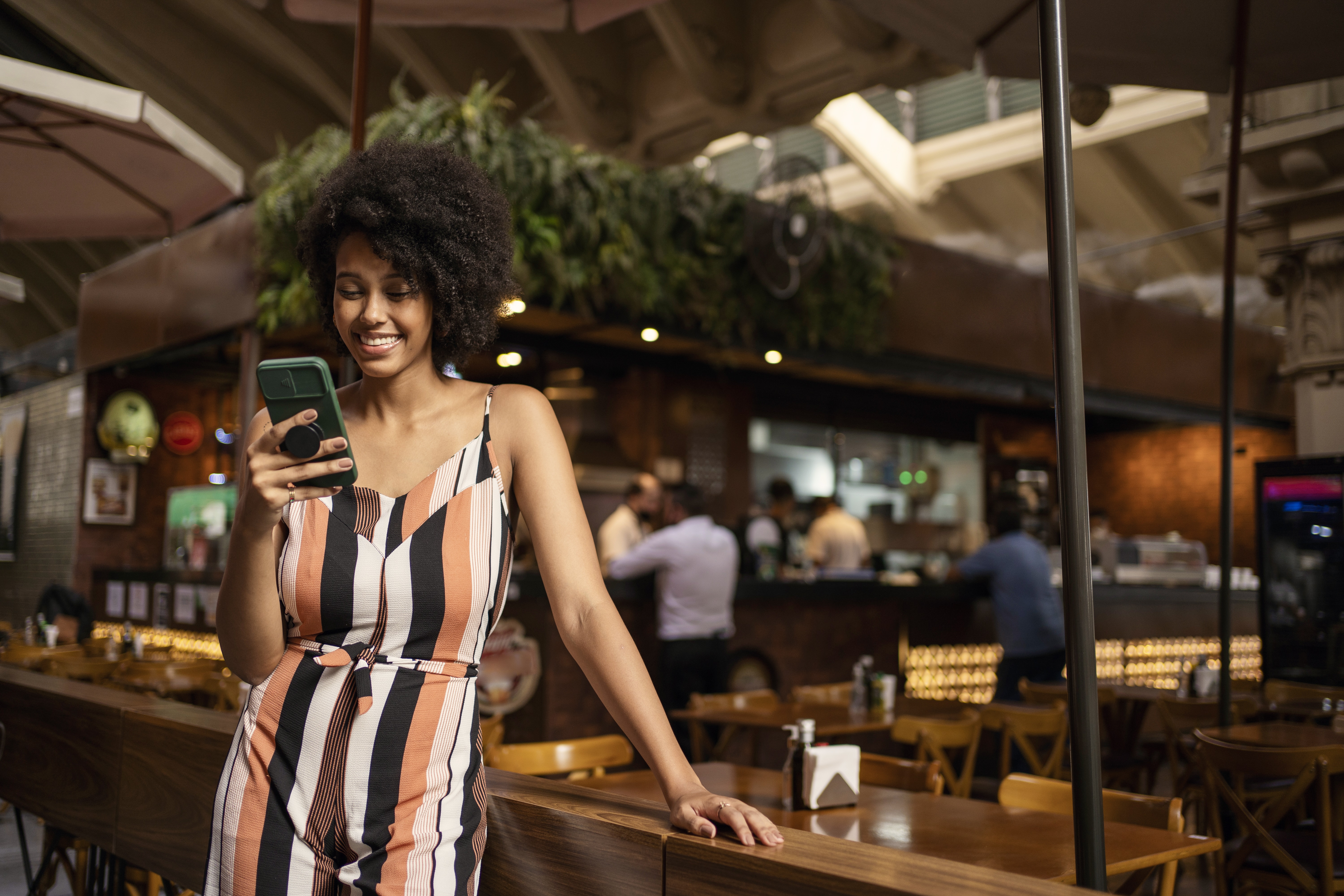 Mulher olhando os Close Friends no Instagram no celular