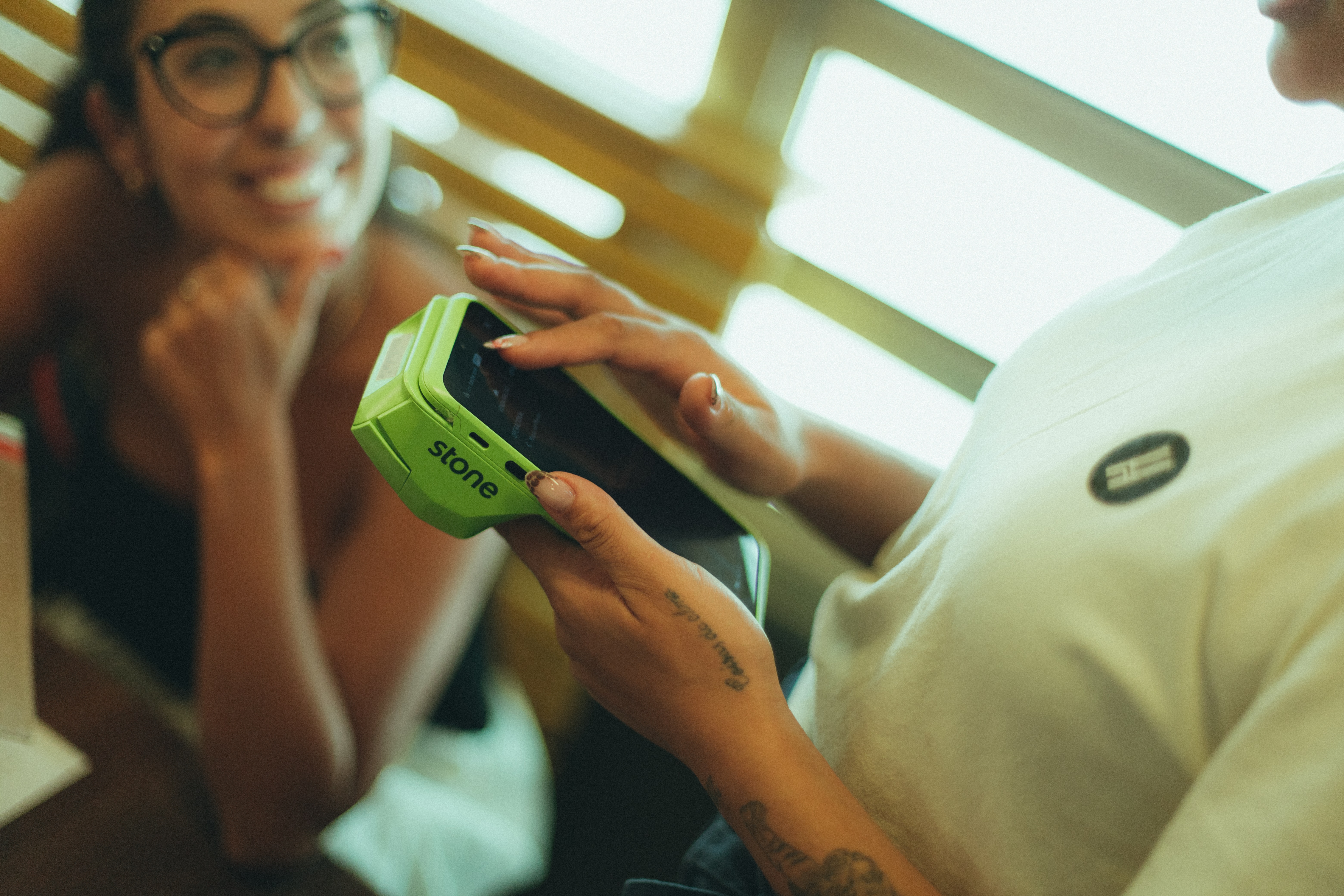 Cliente fazendo pagamento na maquininha