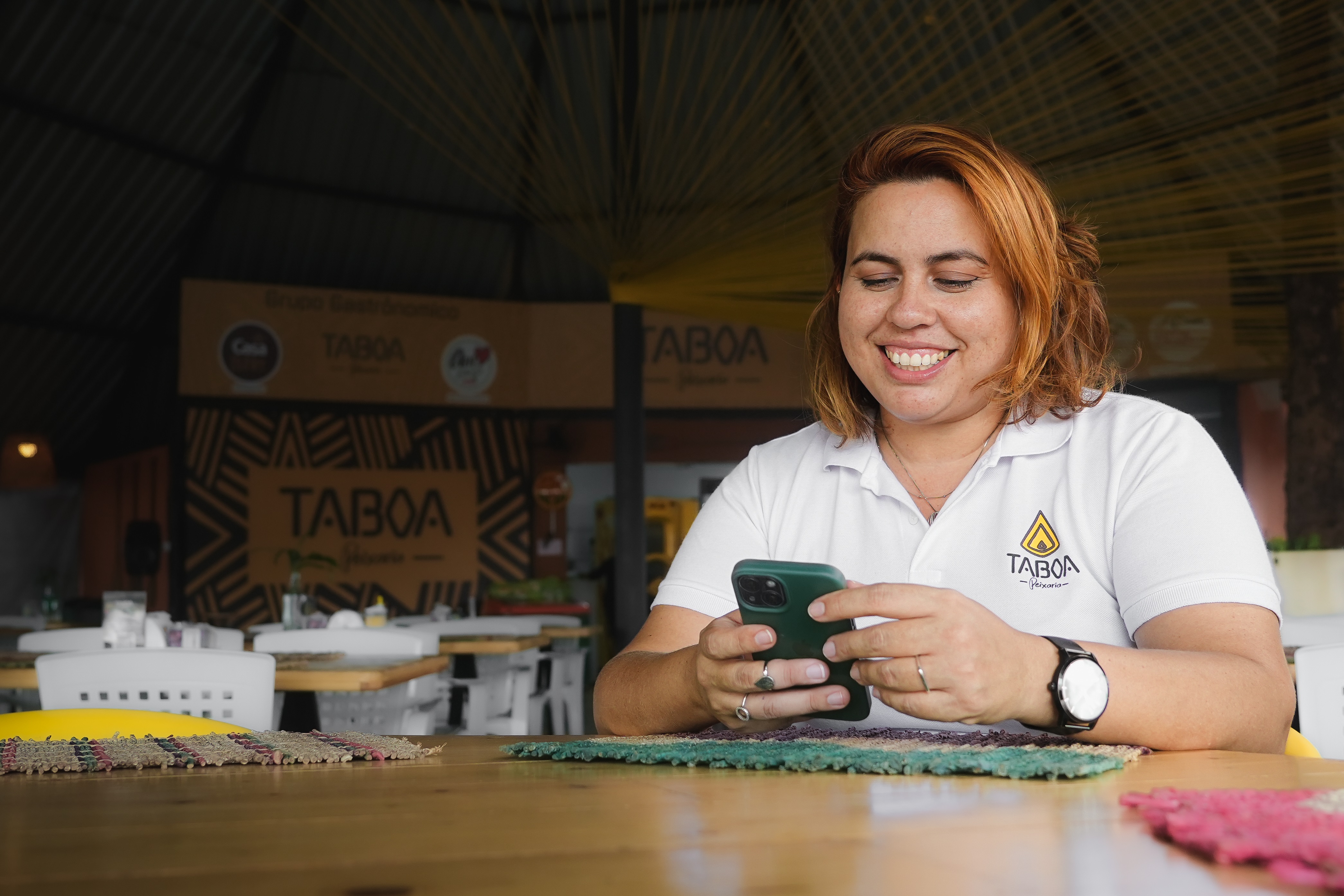 Empreendedora trabalhando no celular