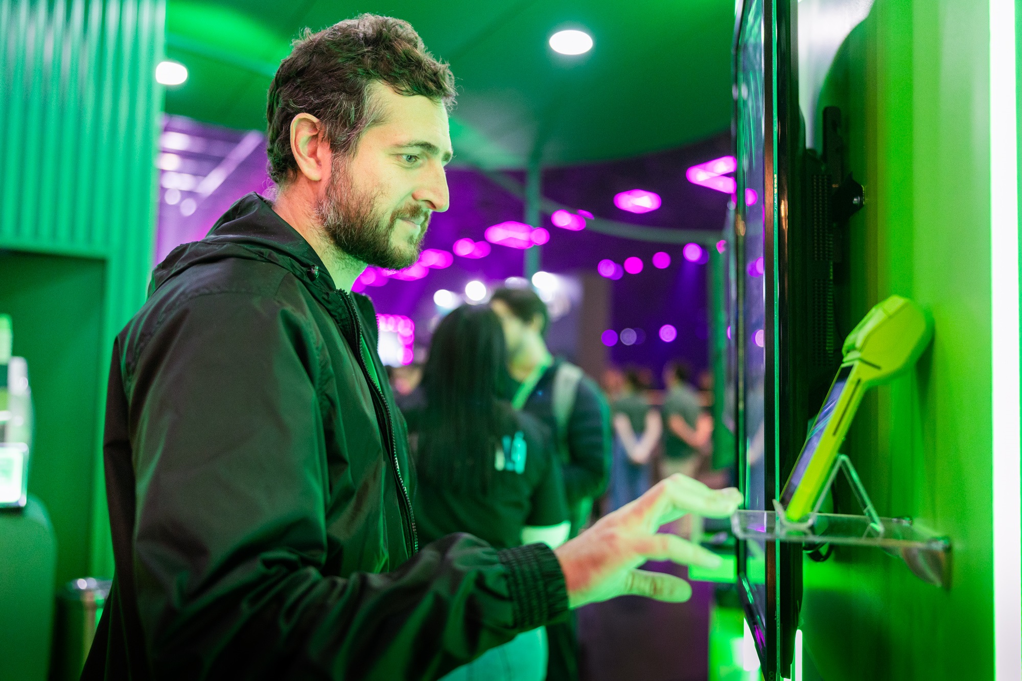 Homem operando maquininha de cartão