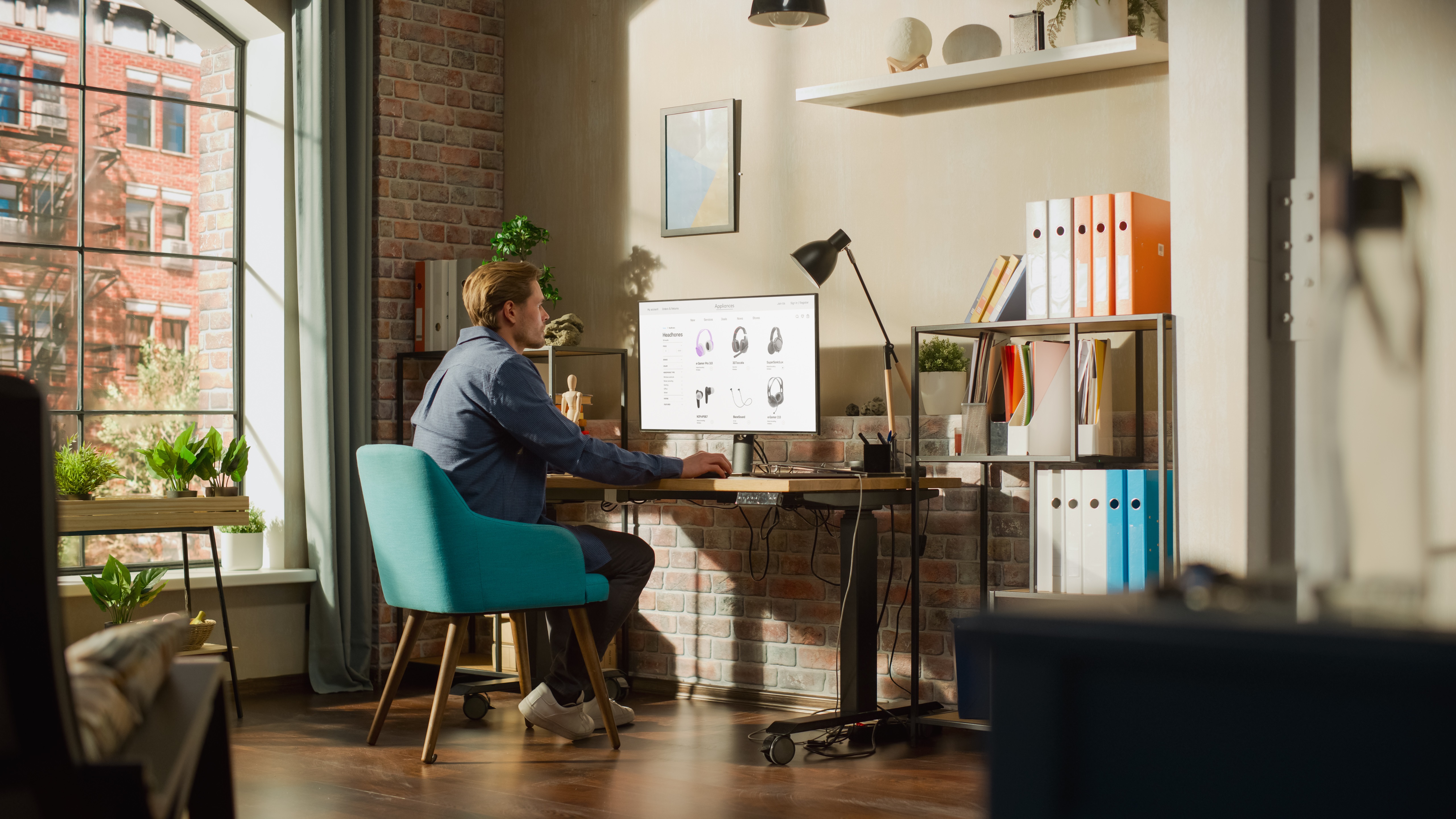 Homem trabalhando em computador