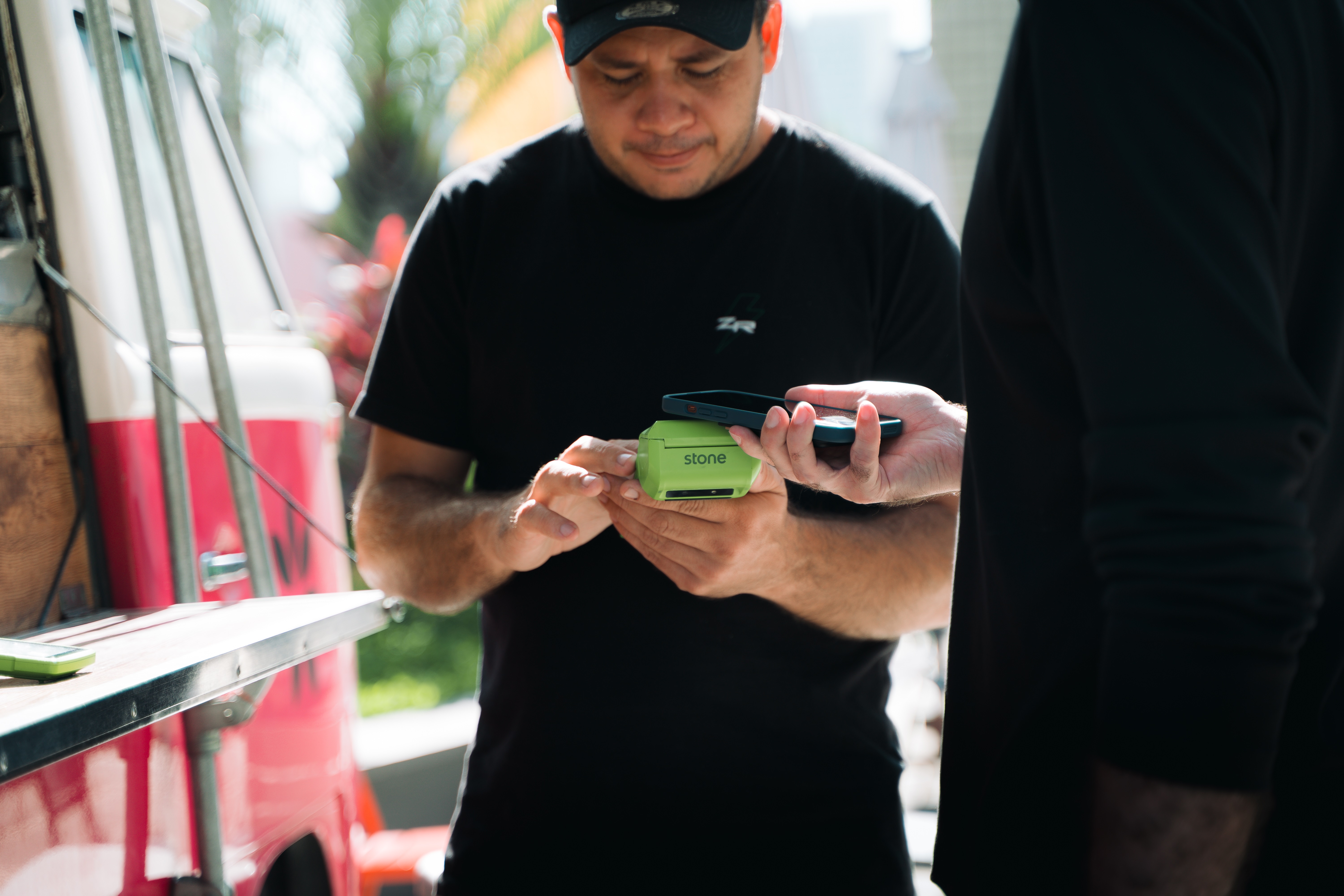 Homem fazendo compra no cartão de crédito