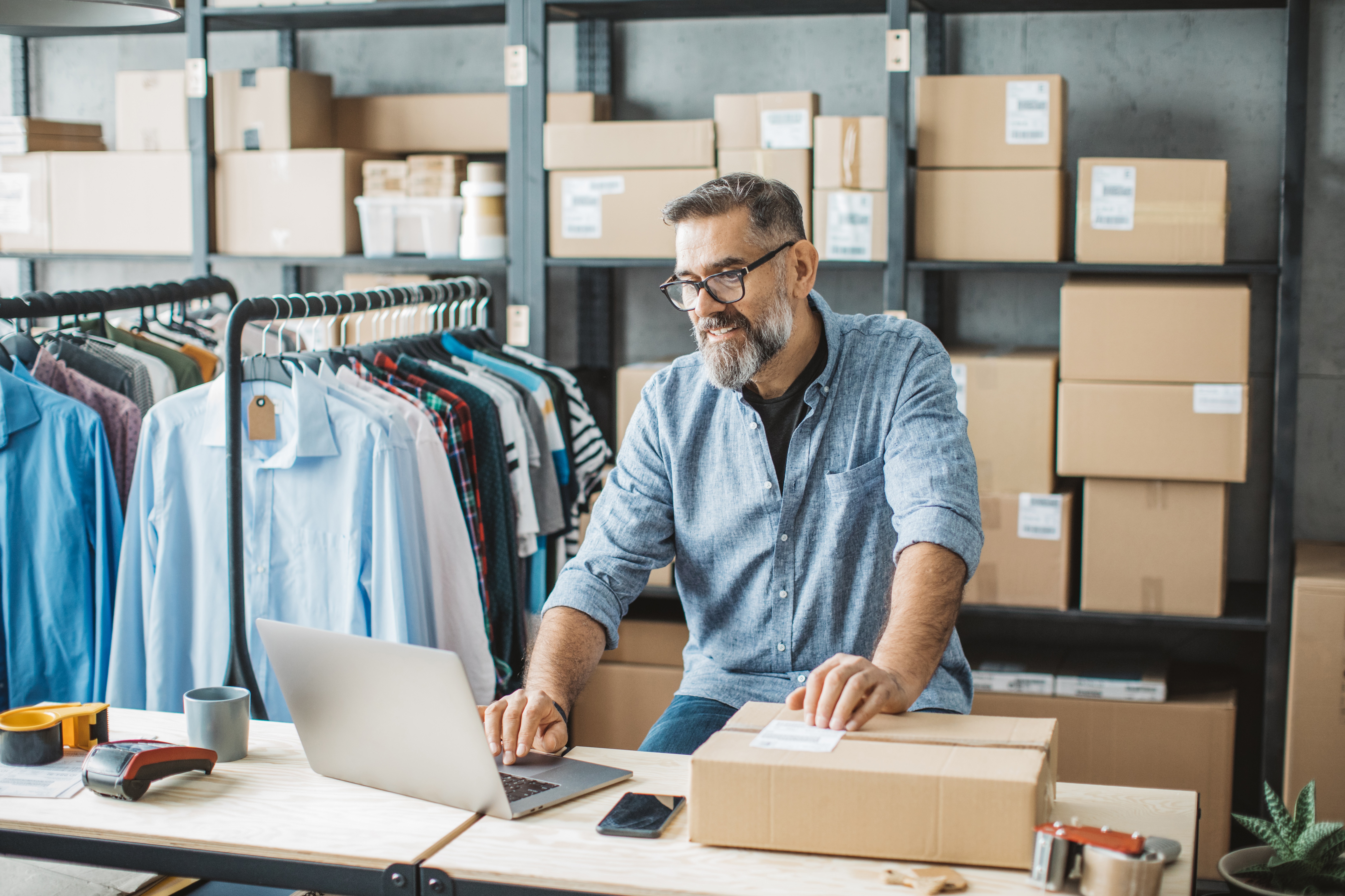 Empreendedor cuidando da operação de um e-commerce