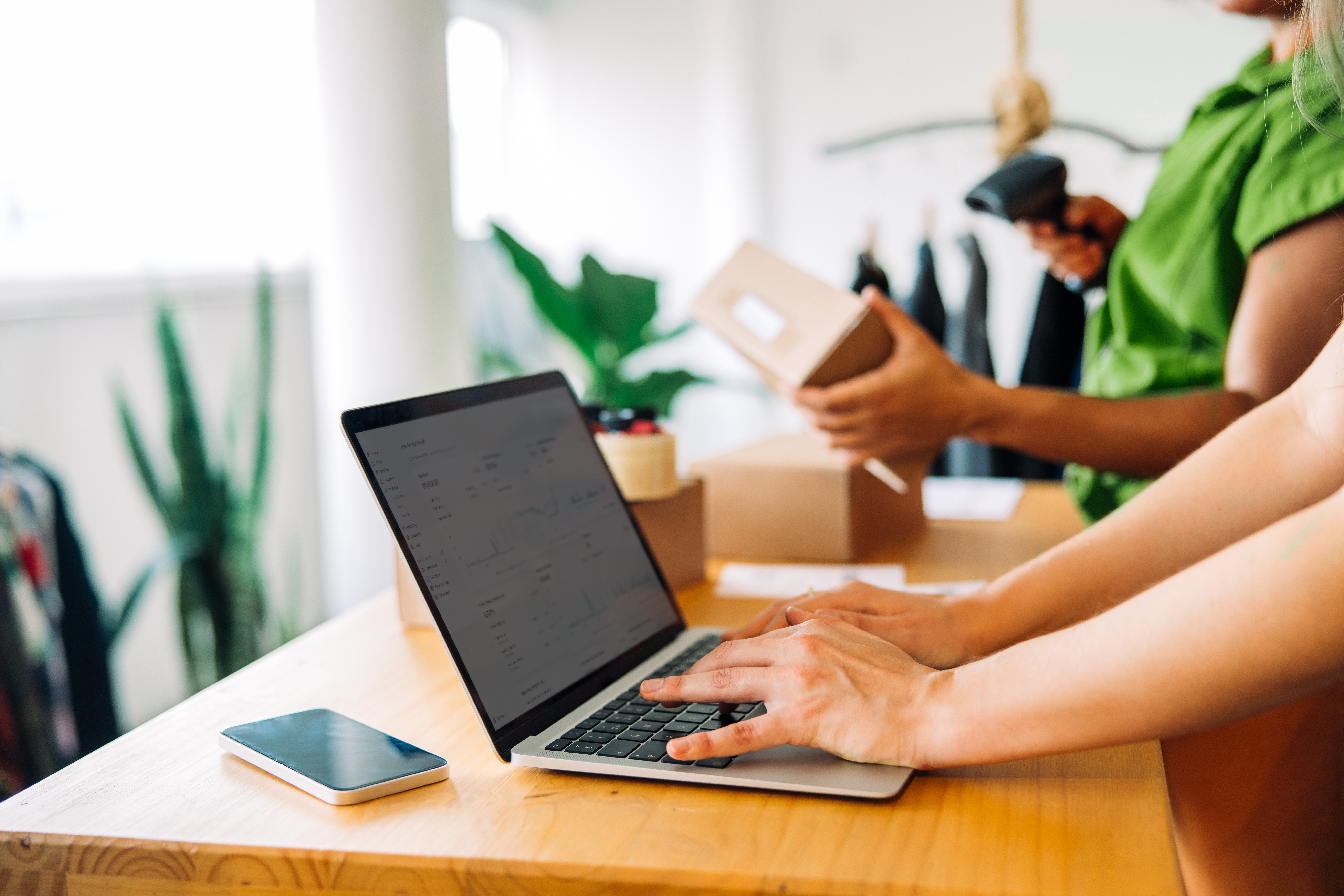 Empreendedoras trabalhando com vendas online