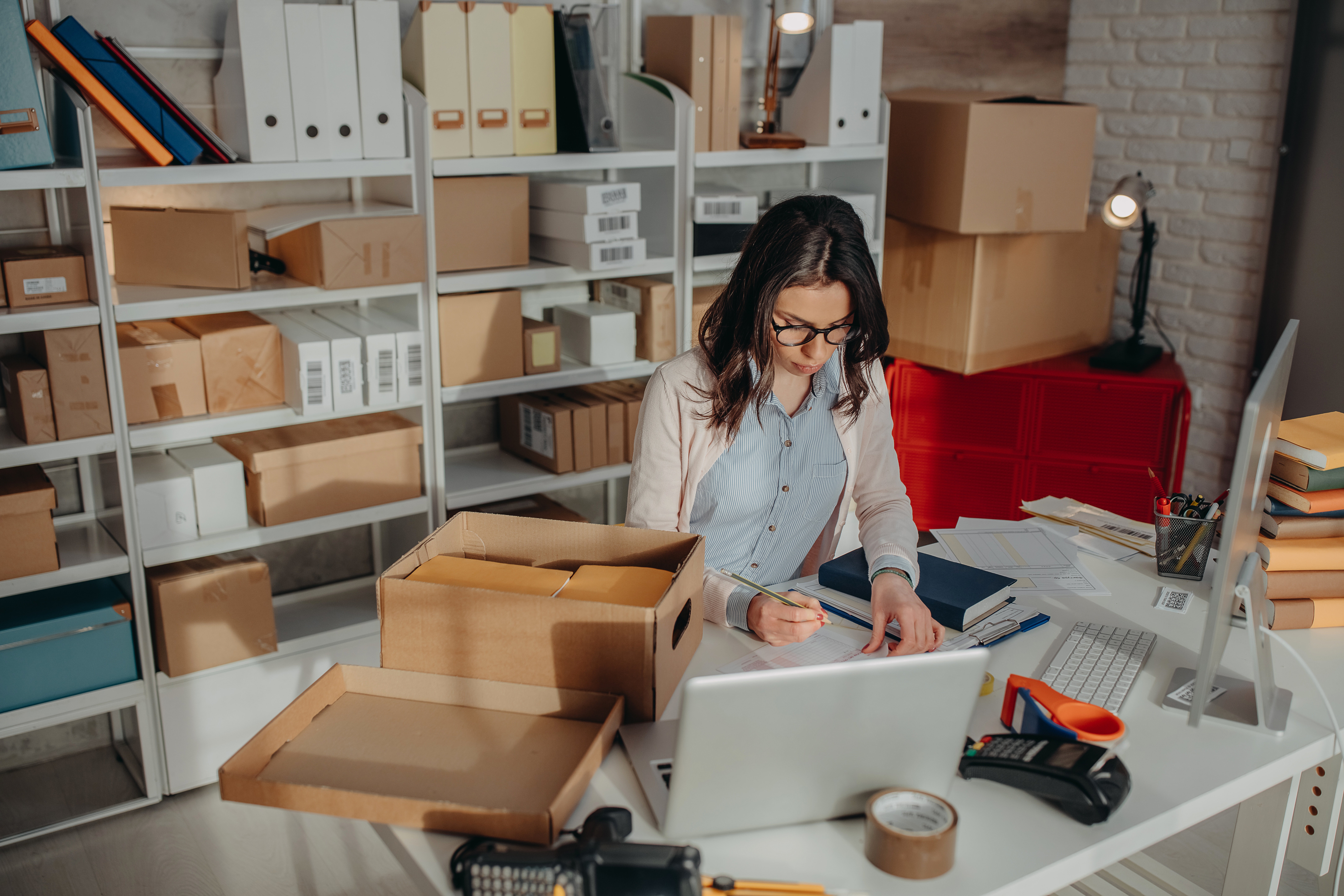 Mulher trabalhando em papelaria online