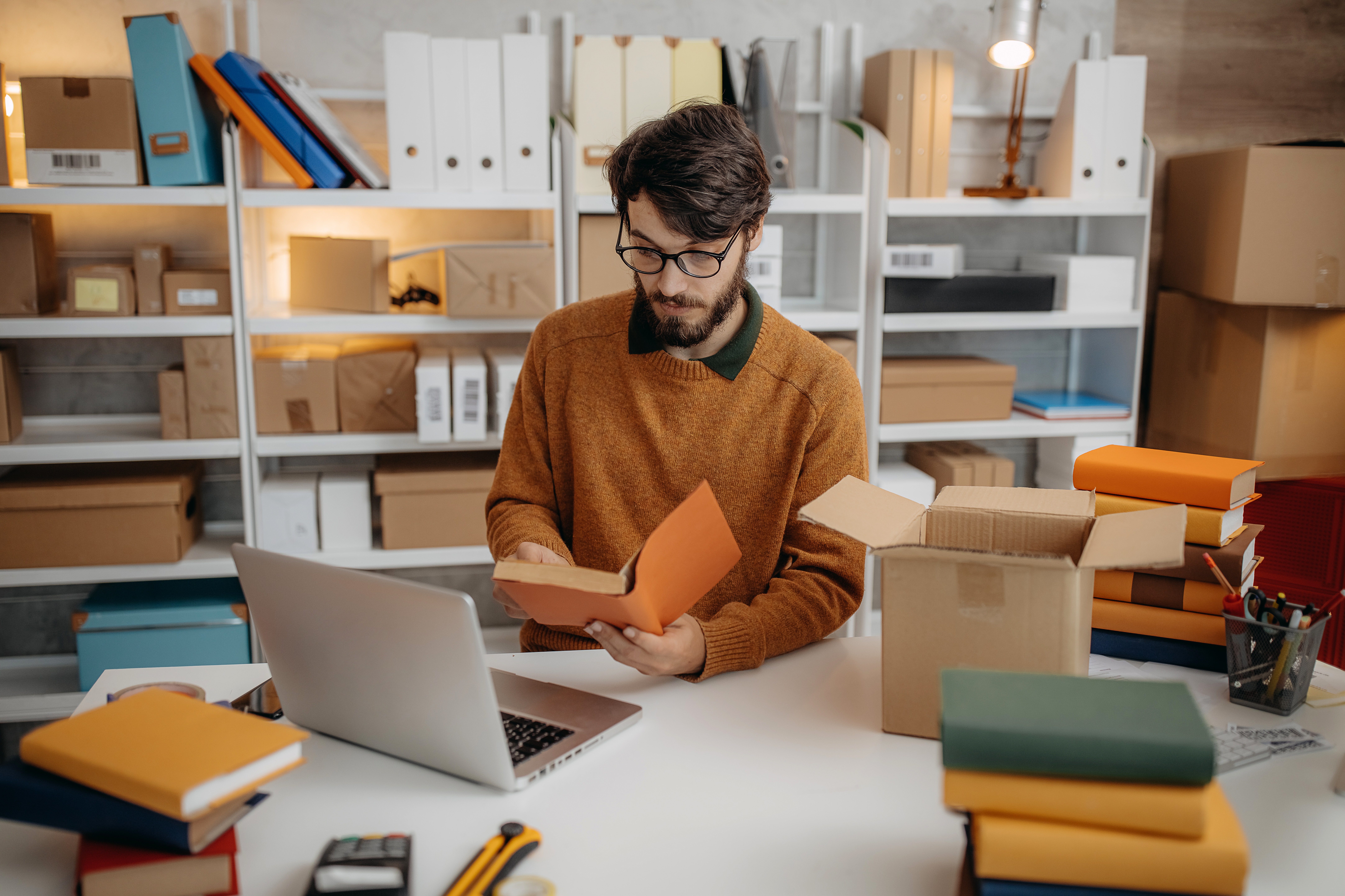 Empreendedor vendendo livros na internet