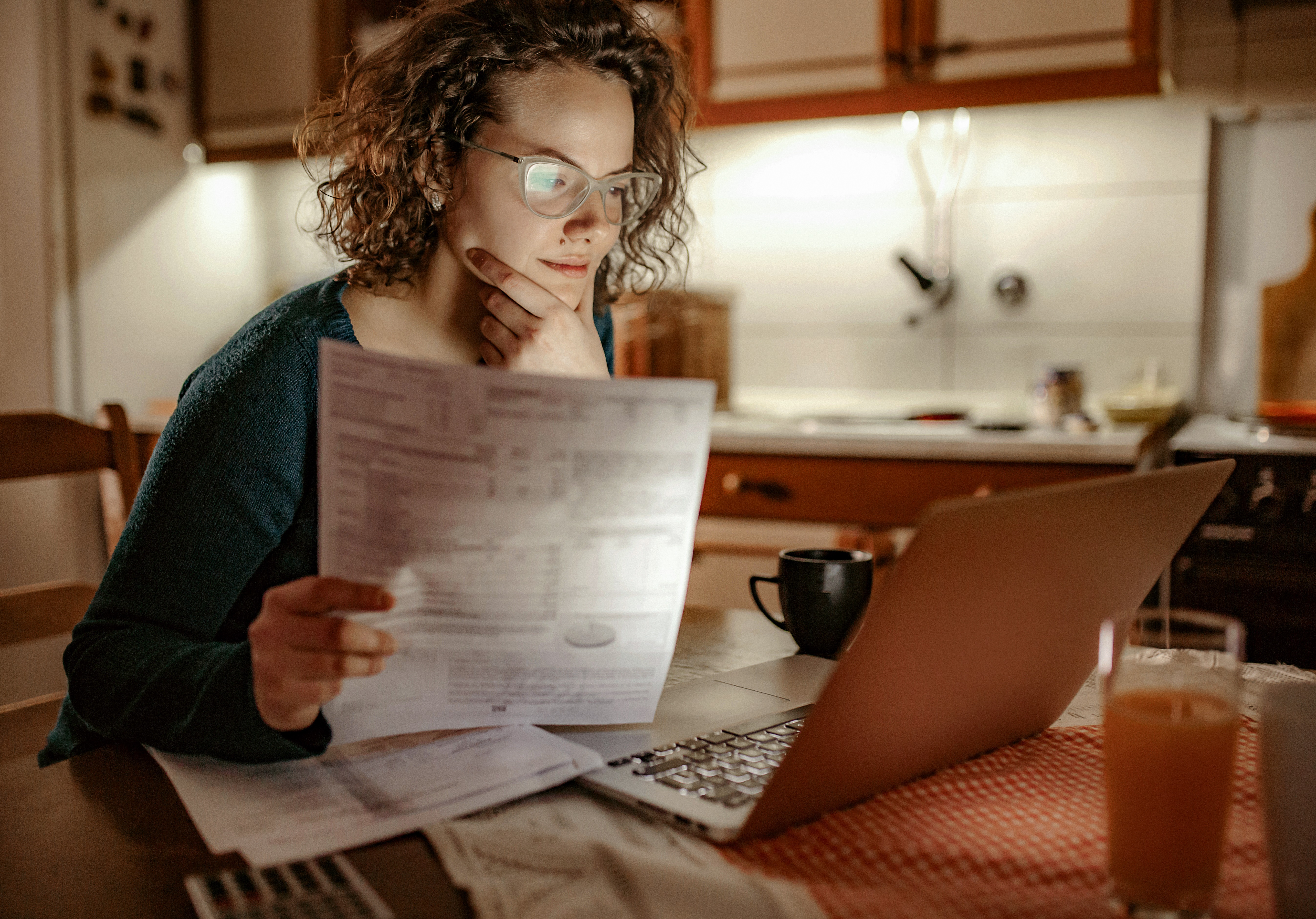 Mulher analisando boleto bancário