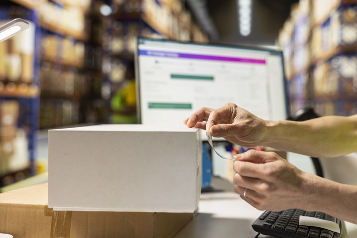Mulher fazendo reajuste de preço em etiqueta de produto