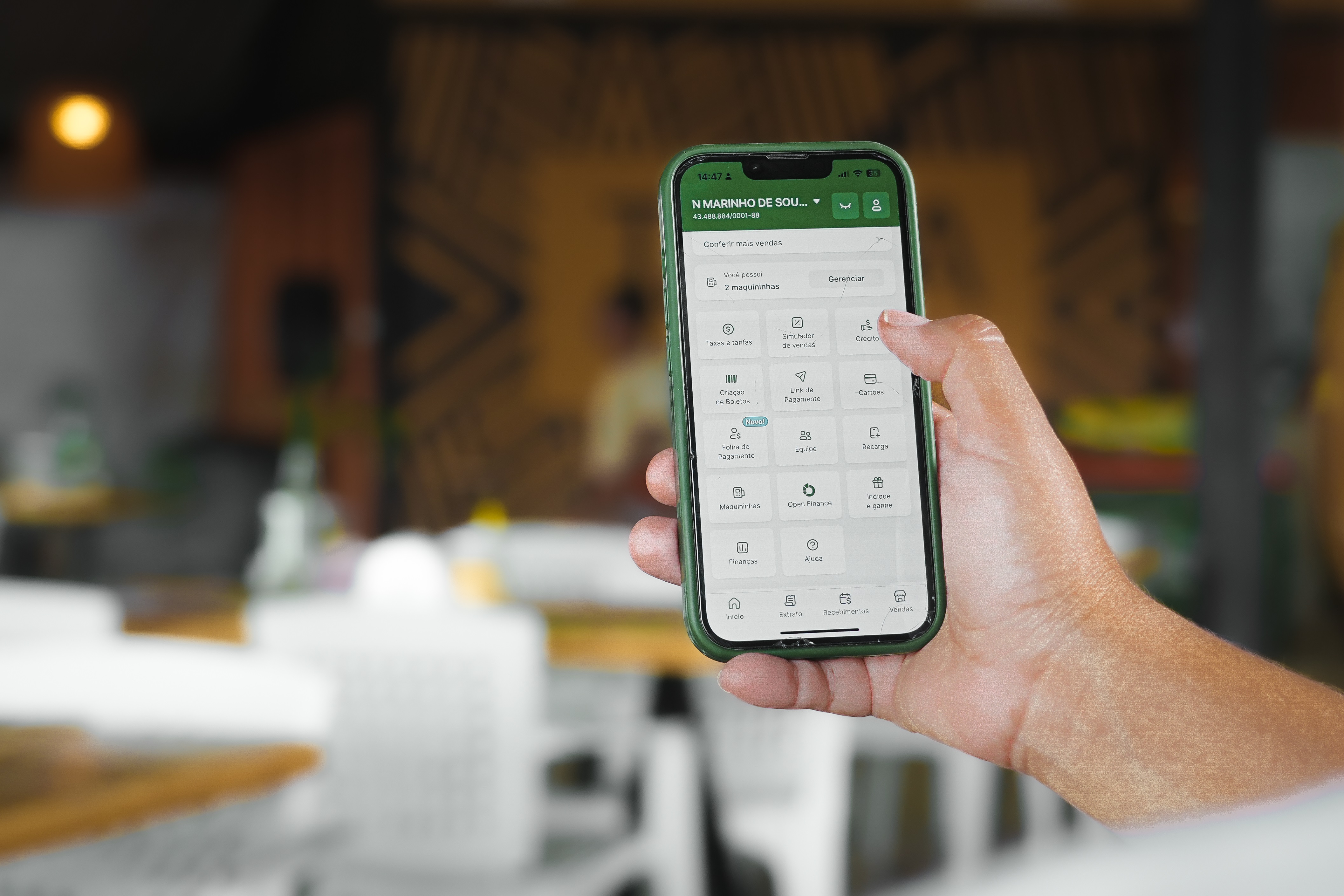 Pessoa gerando boleto bancário no app Stone