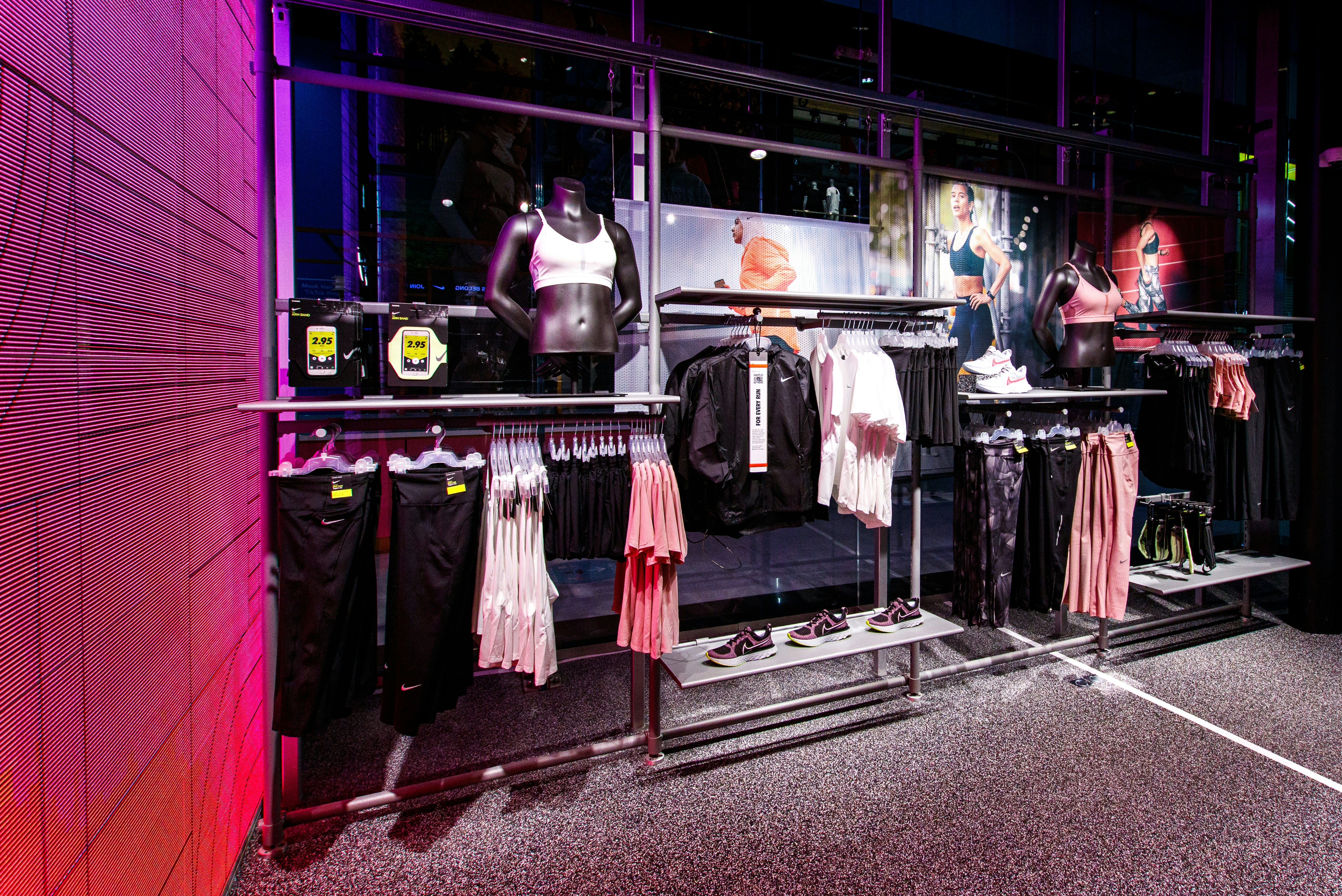 Loja de roupas esportivas com anúncios de Retail Media