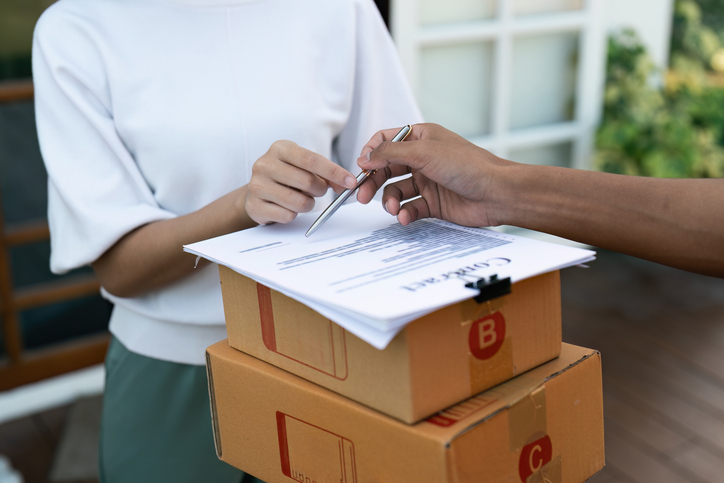 Mulher recebendo encomenda de e-commerce