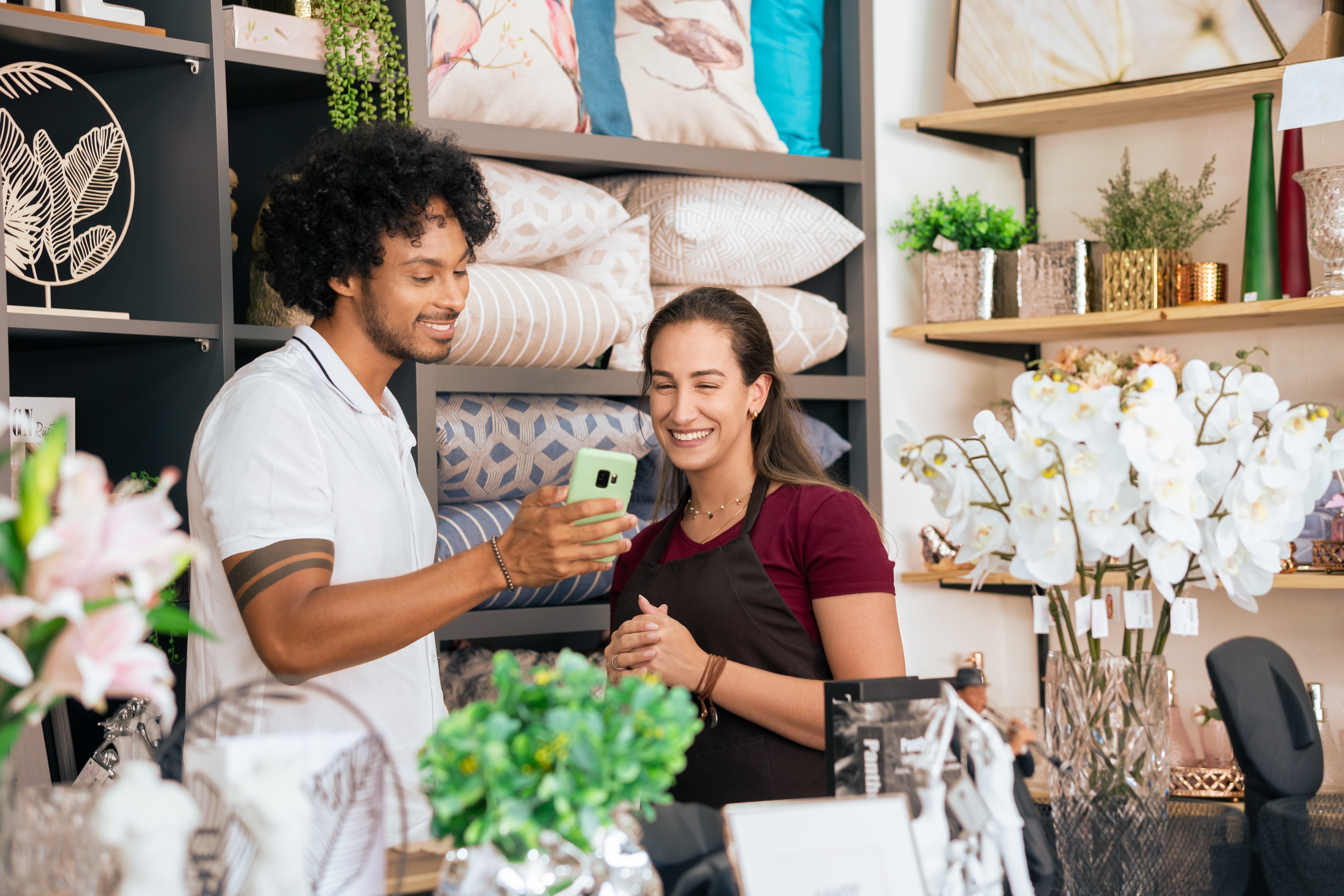 Empreendedores vendo comunidade no WhatsApp no celular