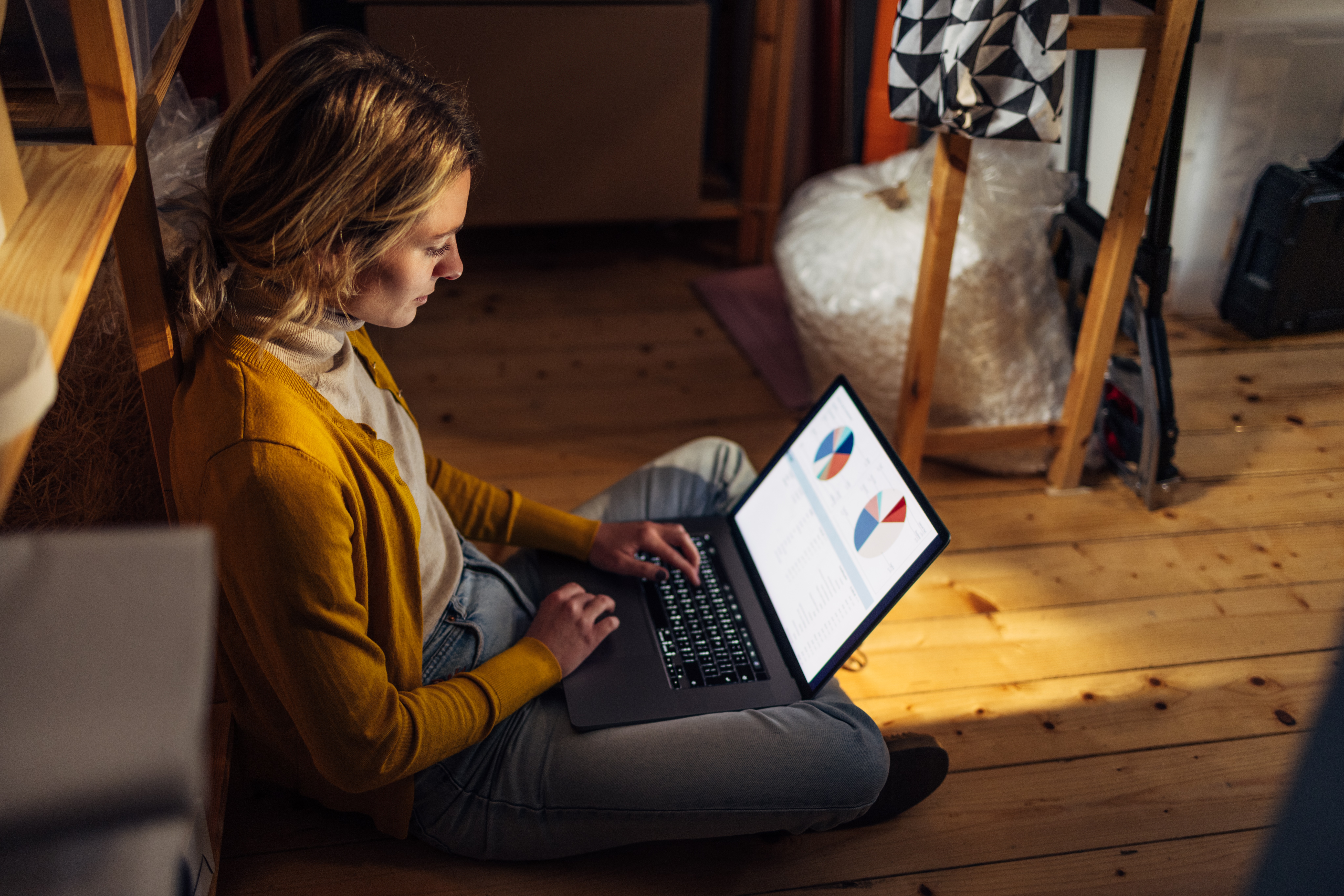 Empreendedora analisando dados para hiperpersonalização