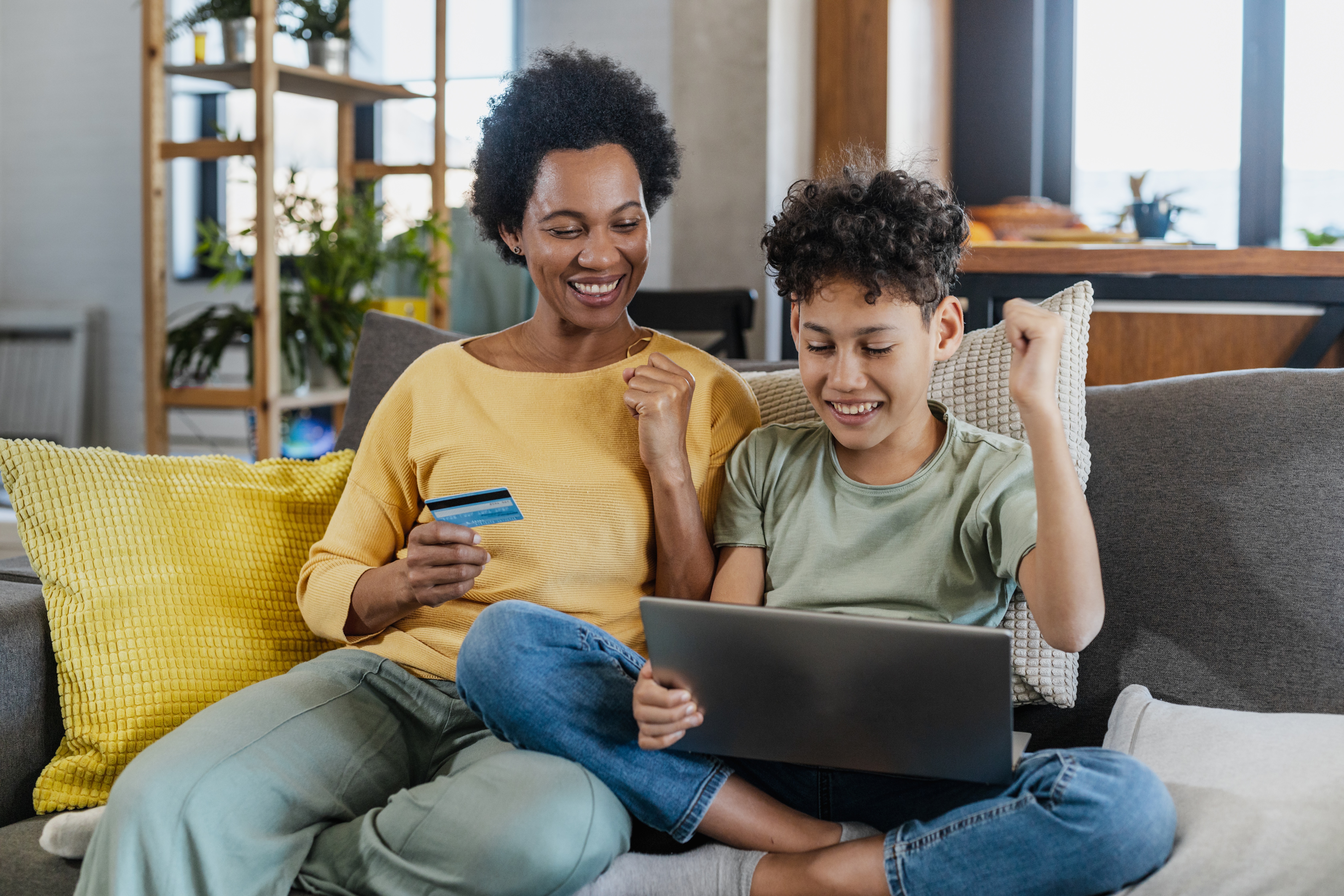 Mãe e filho fazendo compra online