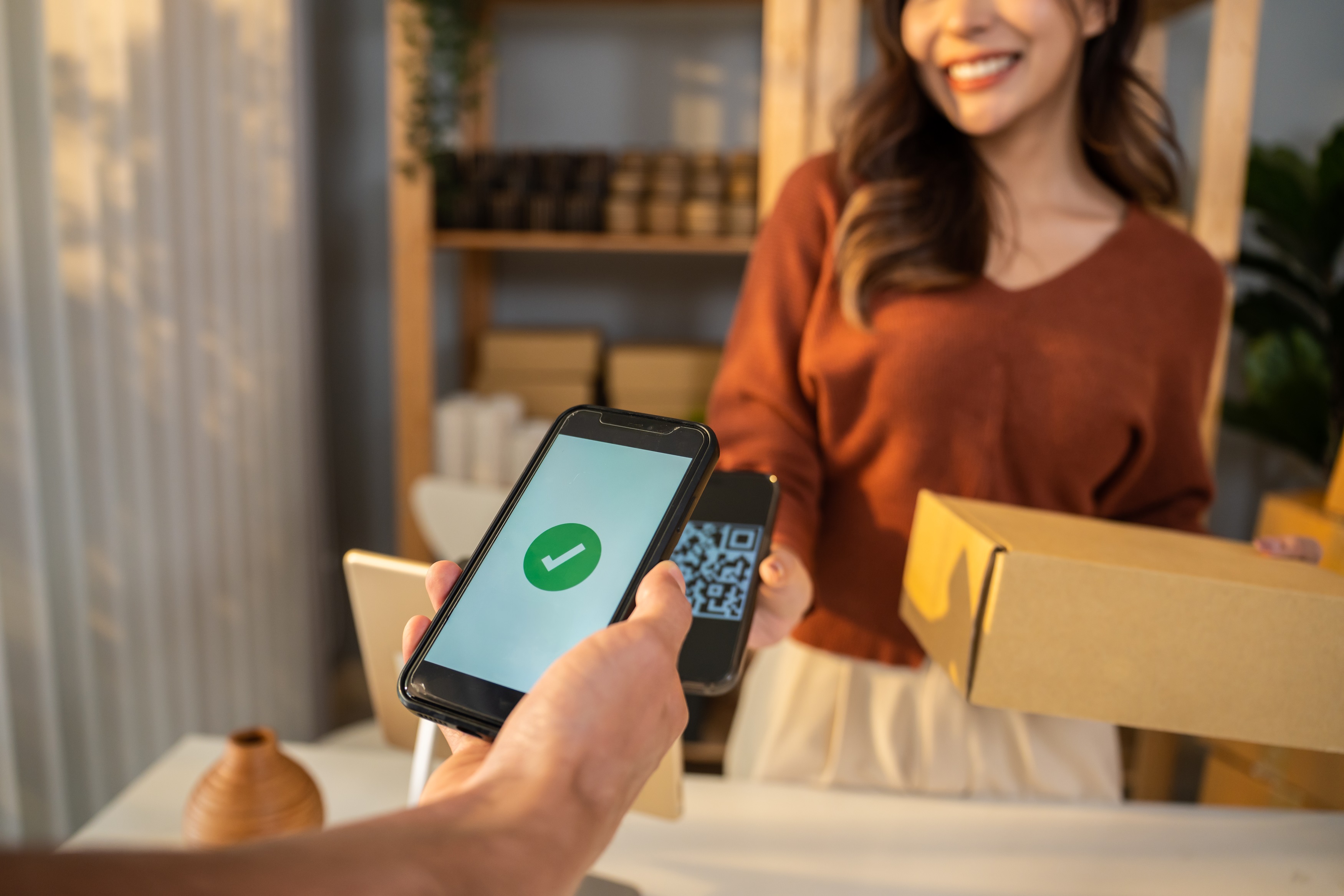 Empreendedora fazendo venda por QR Code do Pix