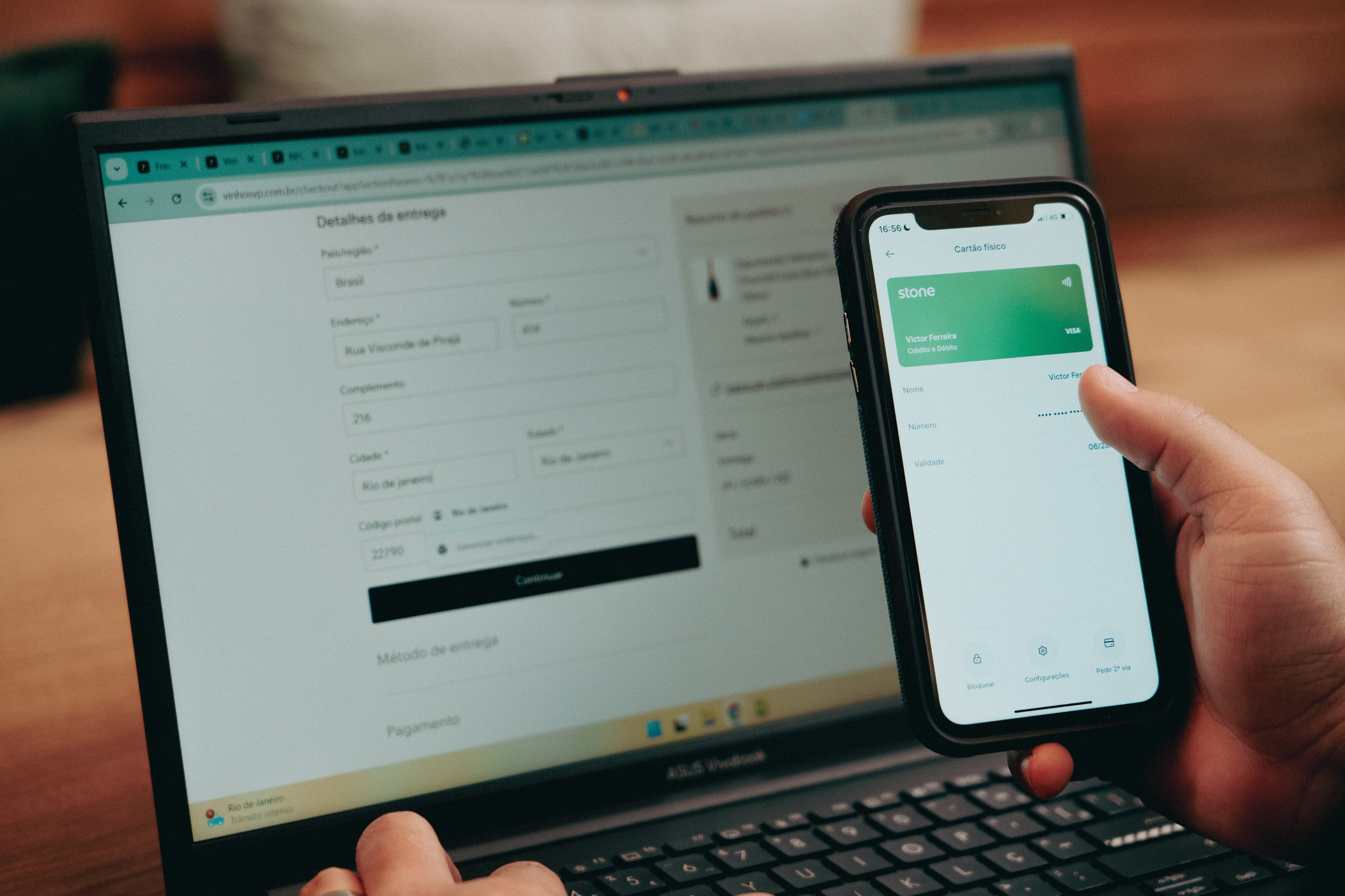 Pessoa fazendo compra online no cartão de crédito