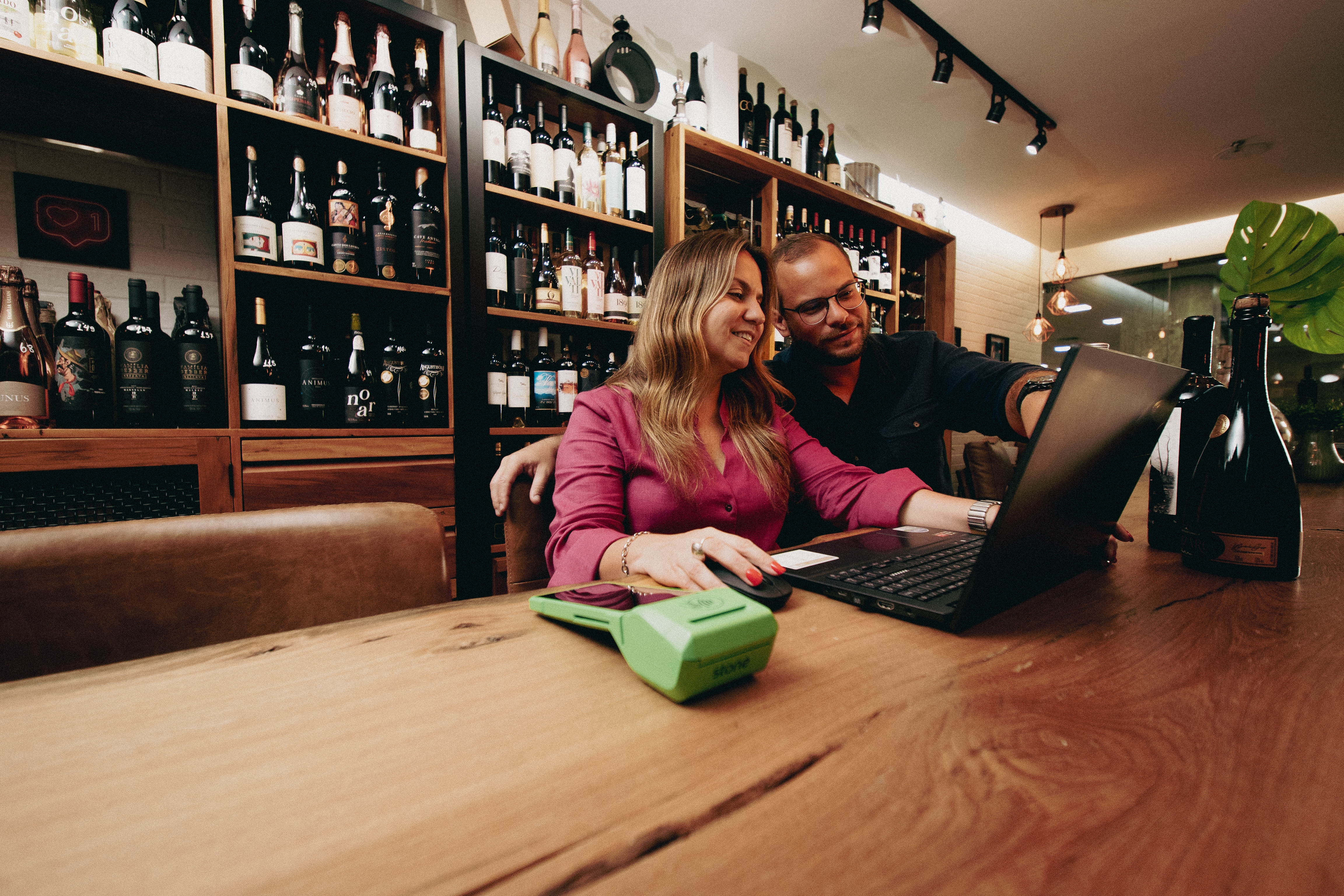 Homem e mulher precificando produto em computador