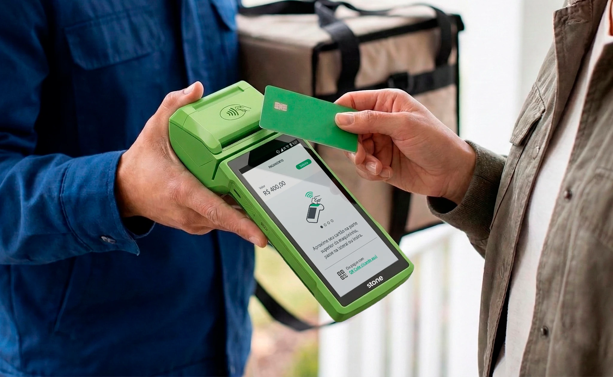 Pessoa passando o cartão de crédito em maquininha