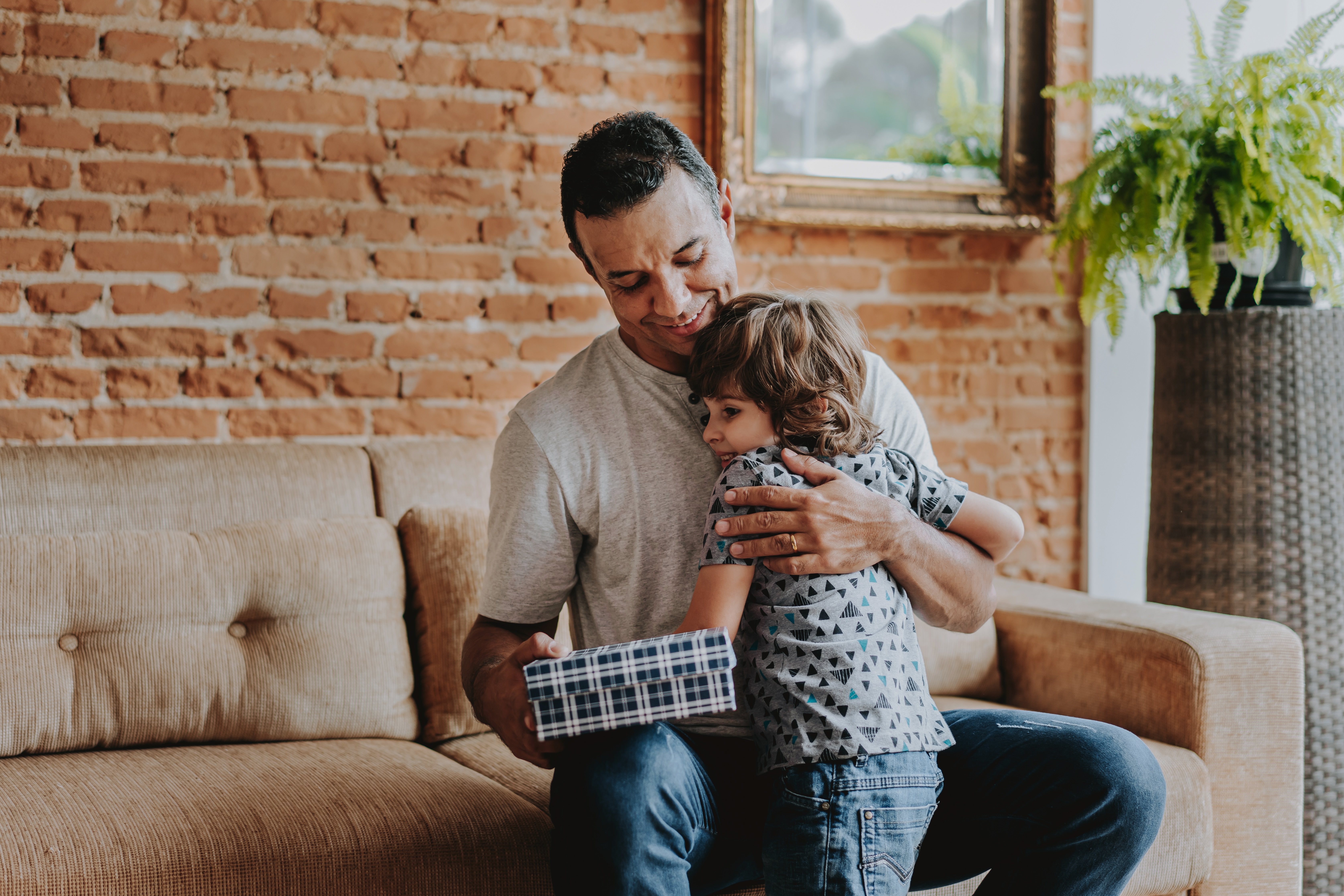 Criança dando presente de Dia dos Pais para o pai
