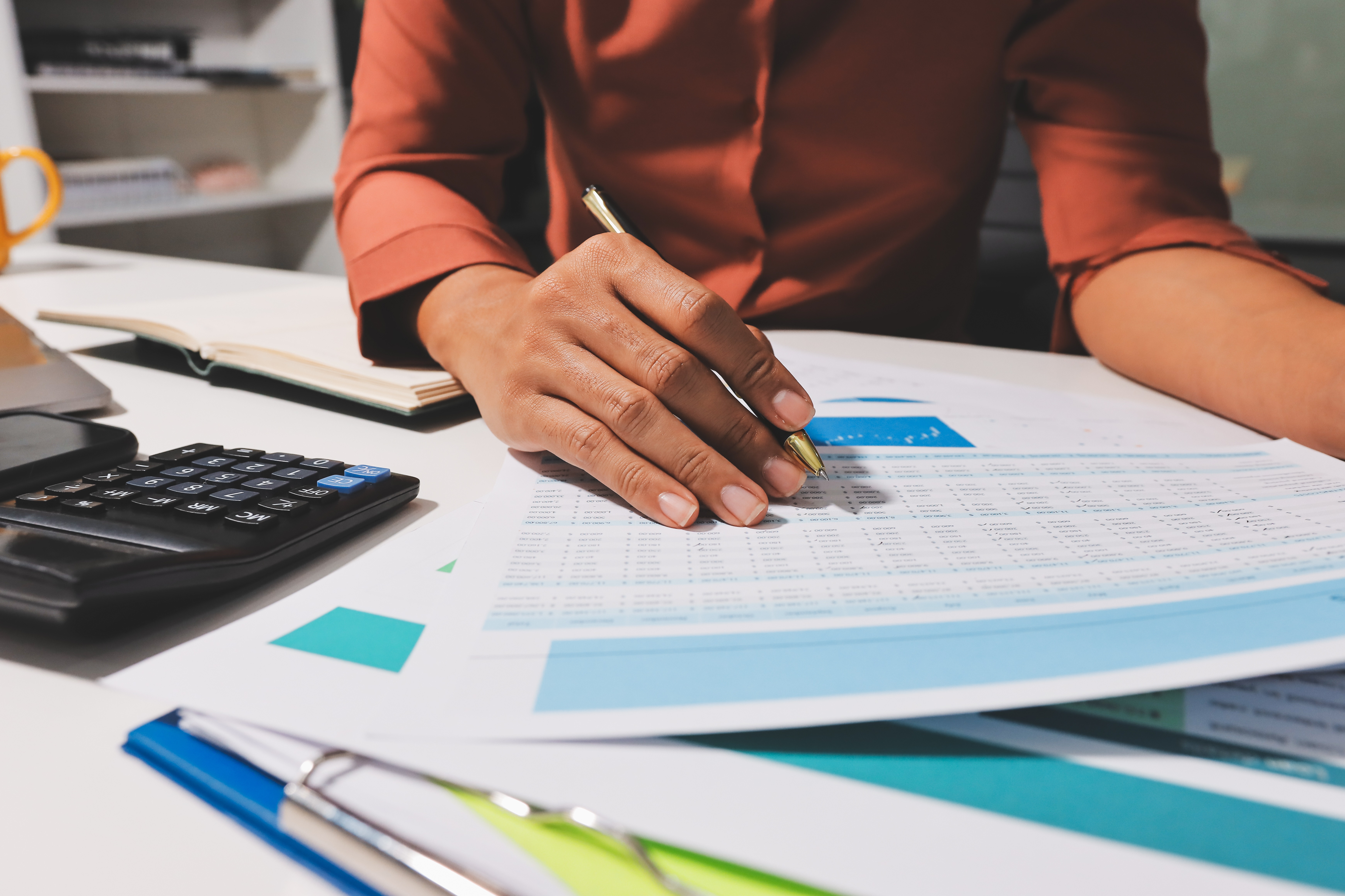 Empreendedora classificando custos e despesas