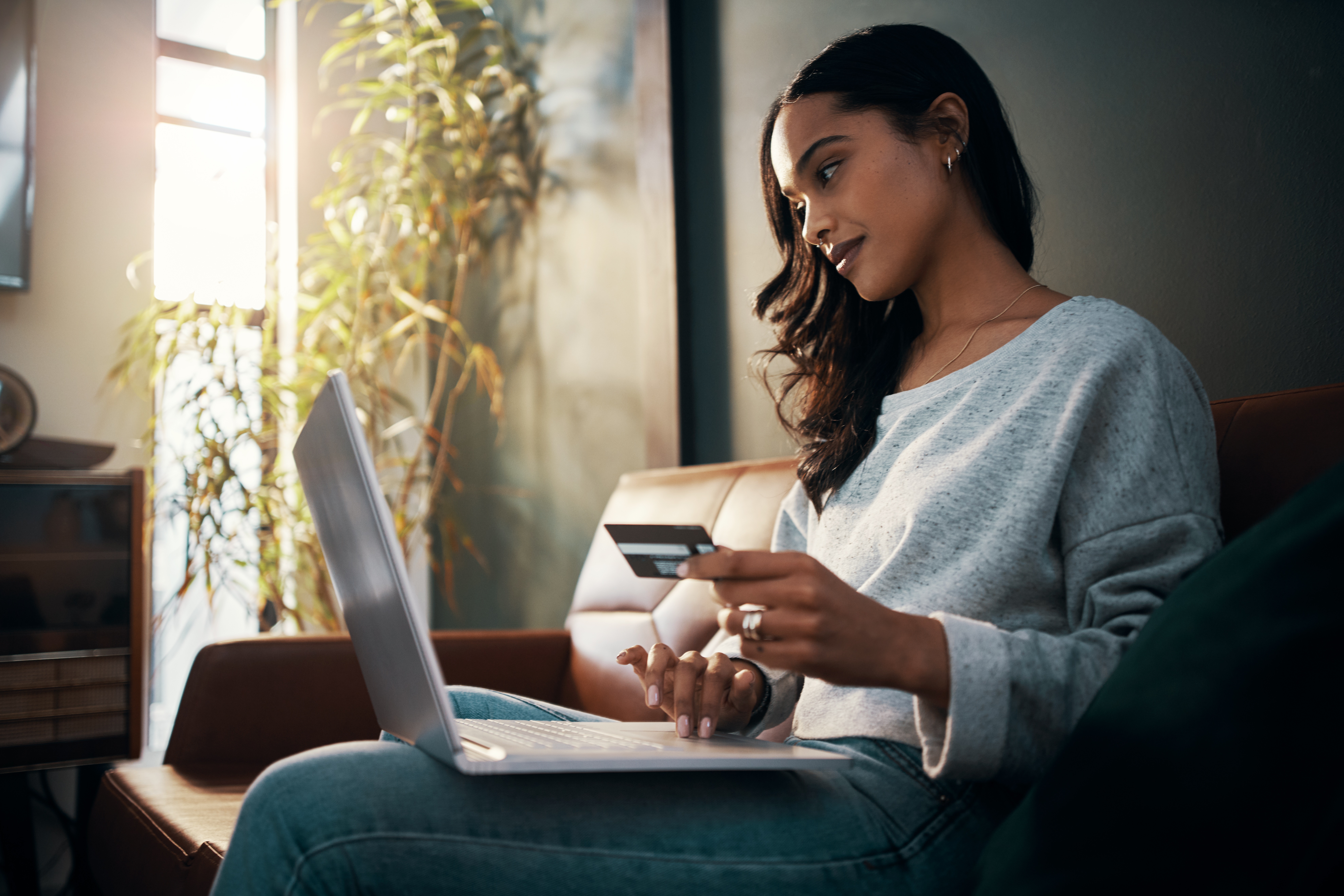 Mulher contratando plano recorrente no cartão