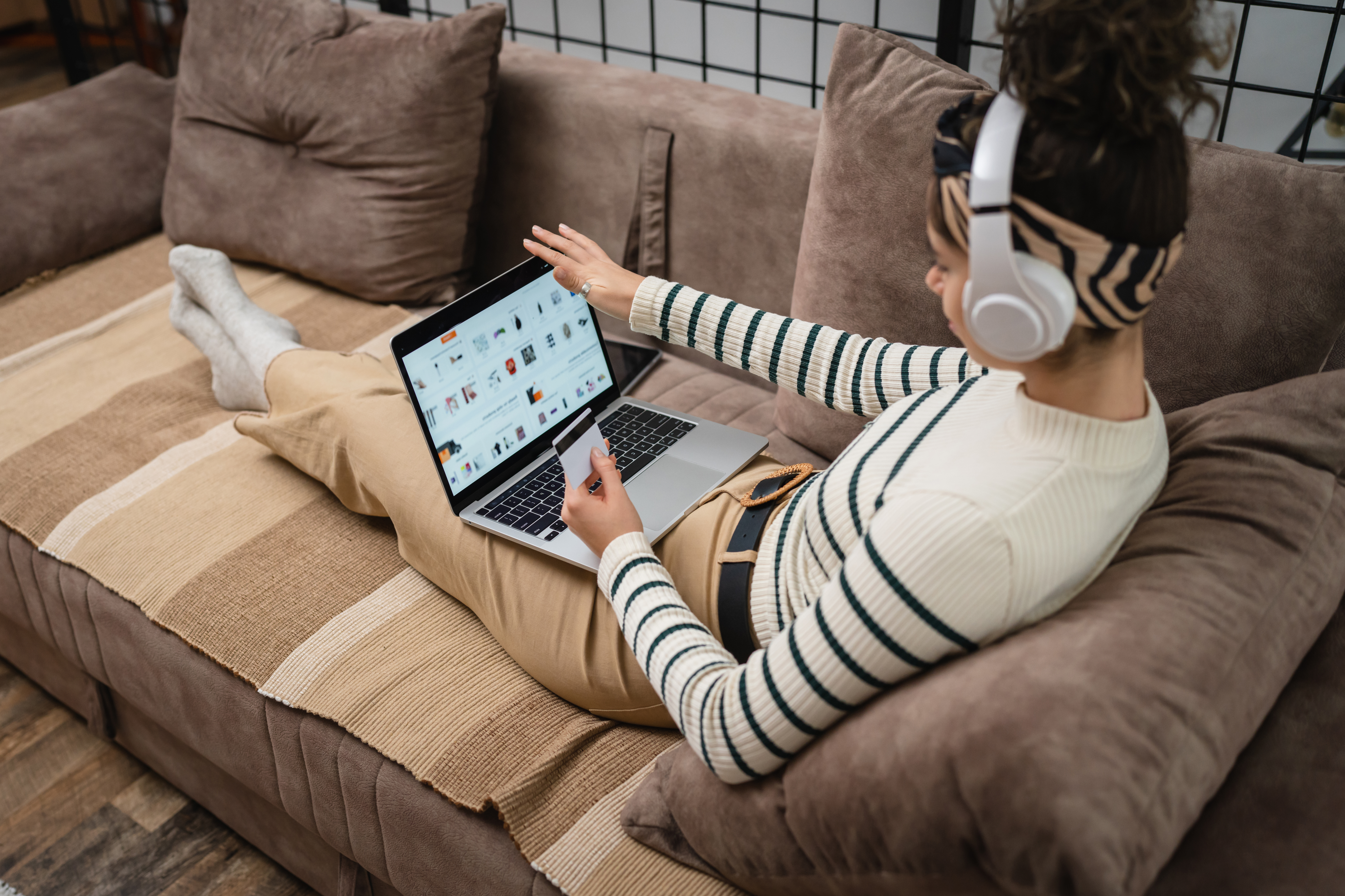 Mulher pesquisando produtos na Black Friday