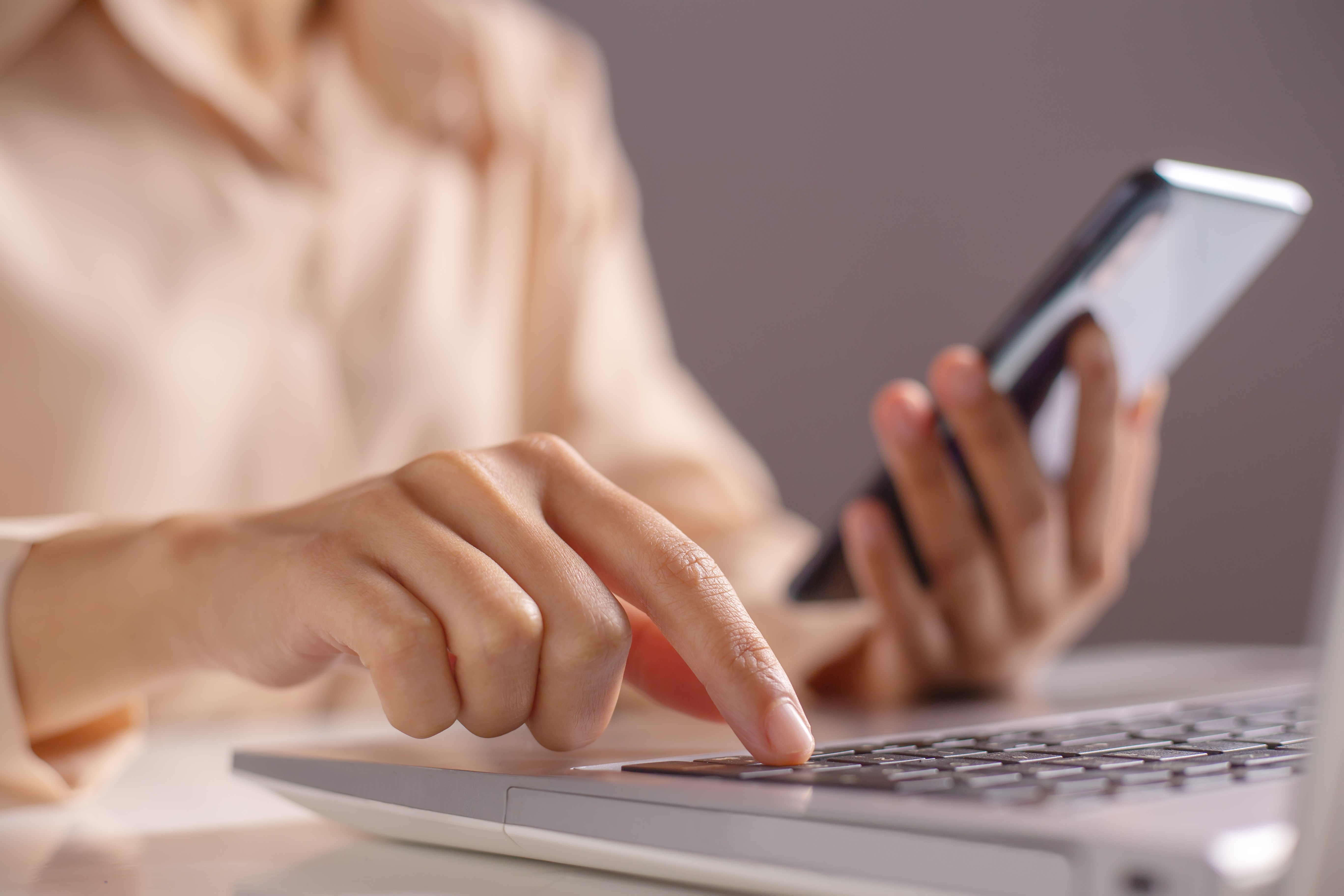 Pessoa fazendo compra parcelada online