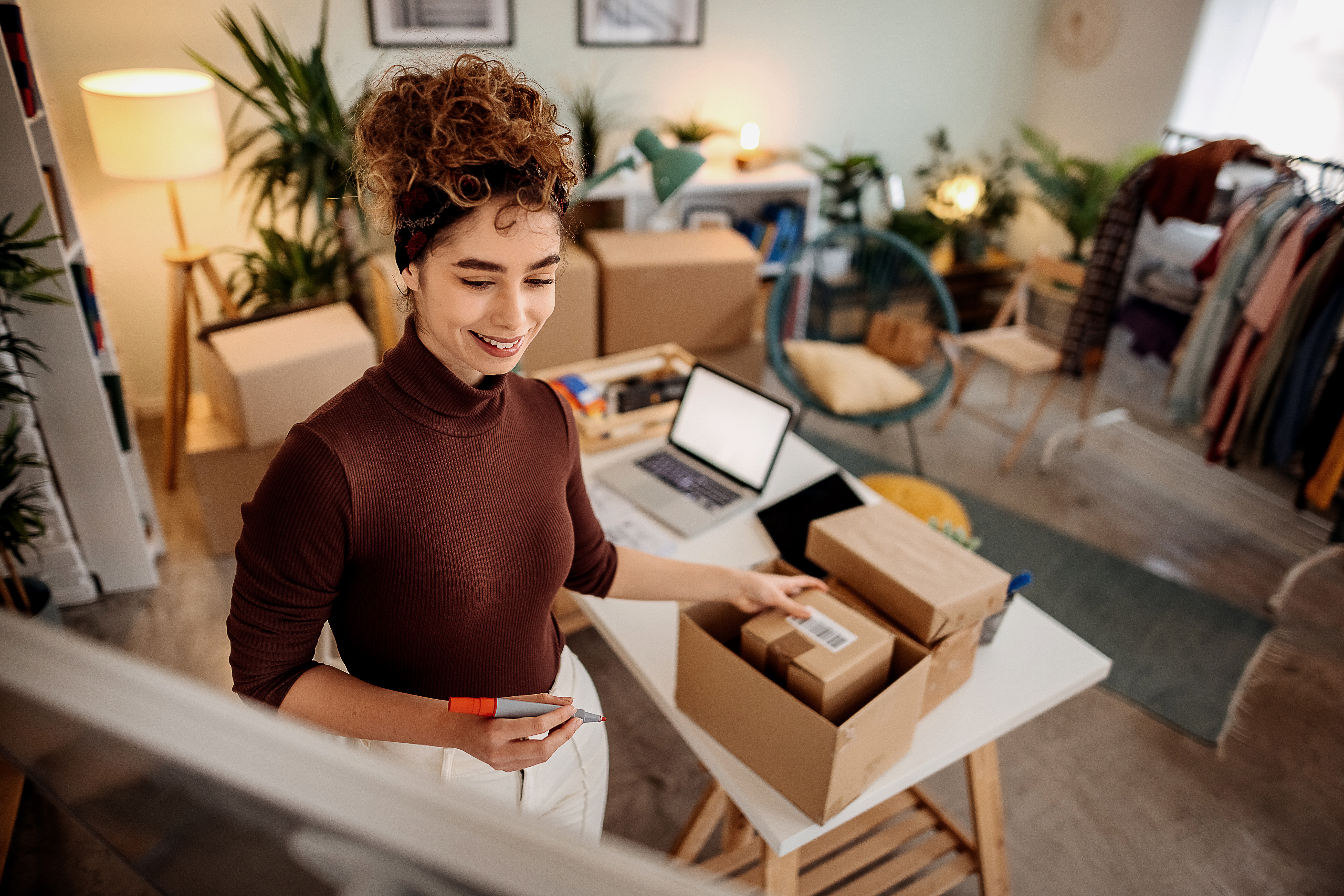 Empreendedora preparando pedidos de Dia do Cliente