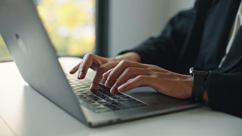 Homem mexendo no computador para implementar estratégias de SEO para e-commerce
