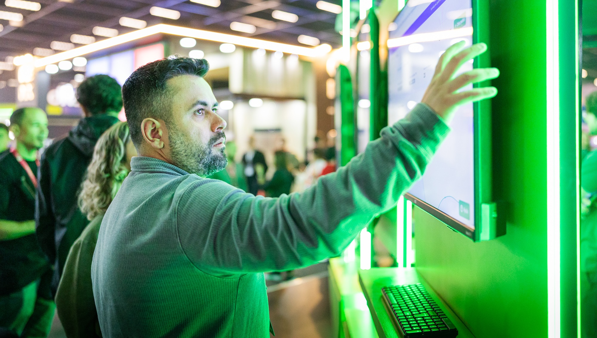 Homem tocando em tela com plataforma digital