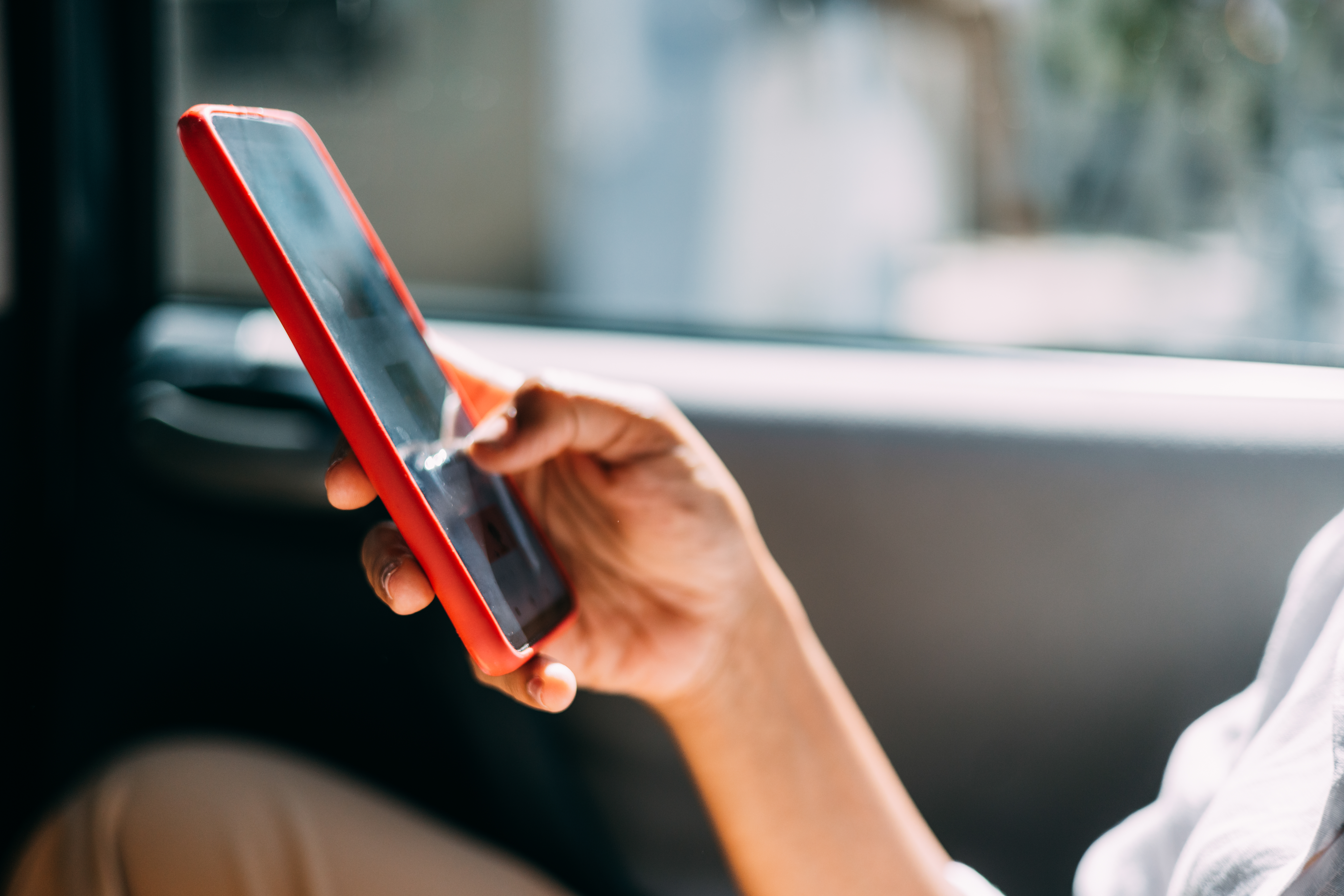 mão mexendo celular