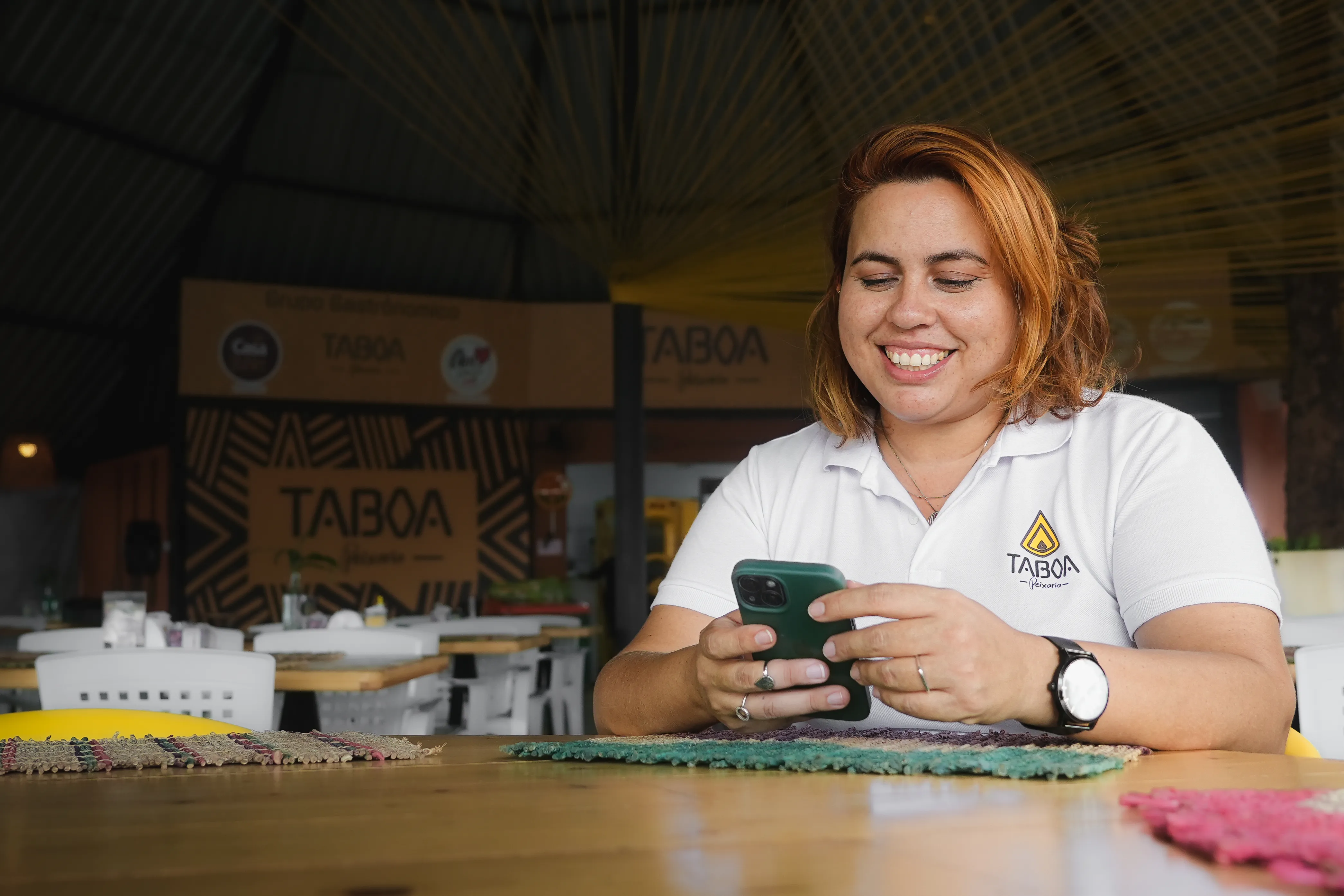 Mulher começando a criar um catálogo no WhatsApp