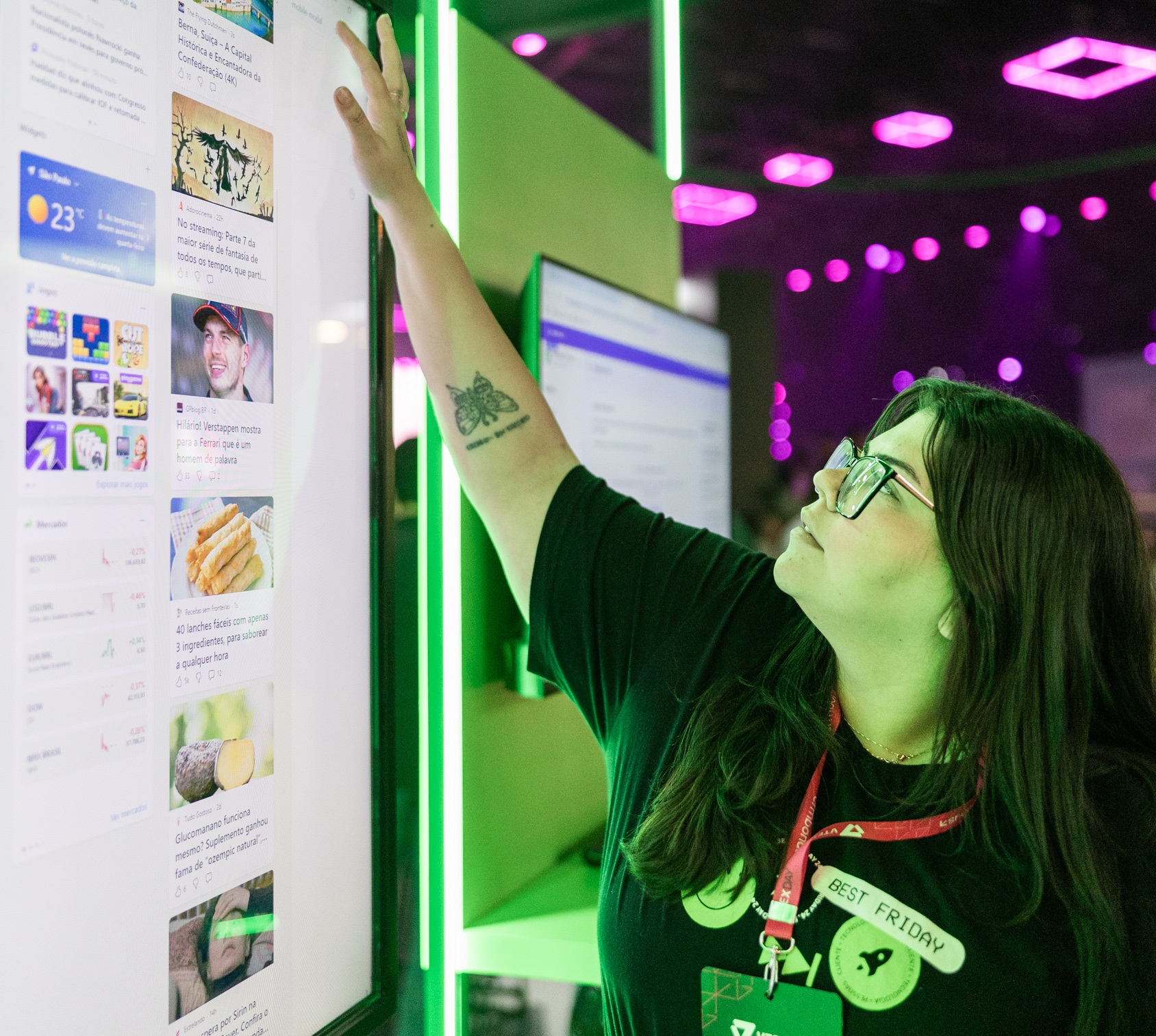 Mulher analisando anúncios pagos em tela