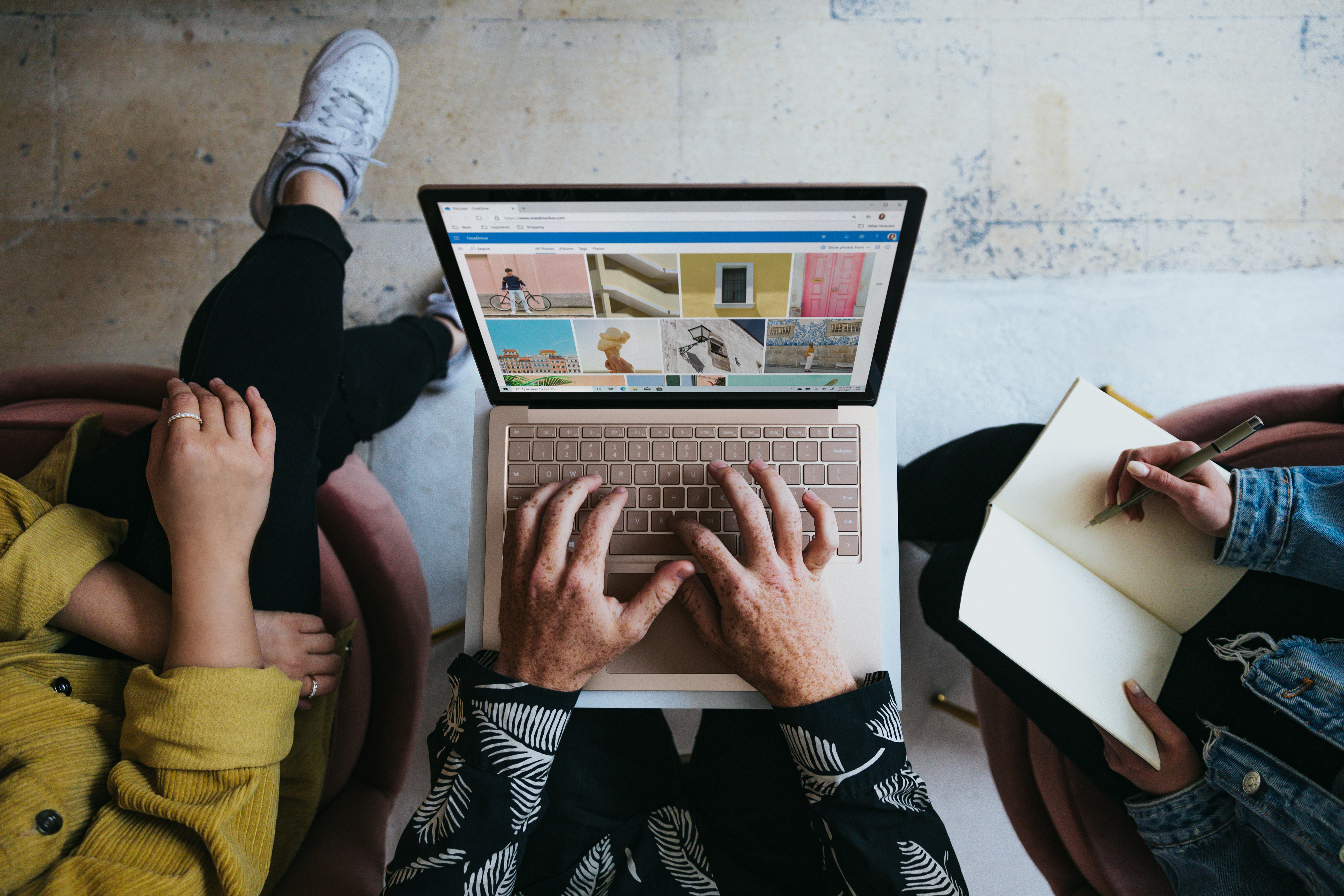 Três jovens pesquisando tendências do e-commerce em notebook