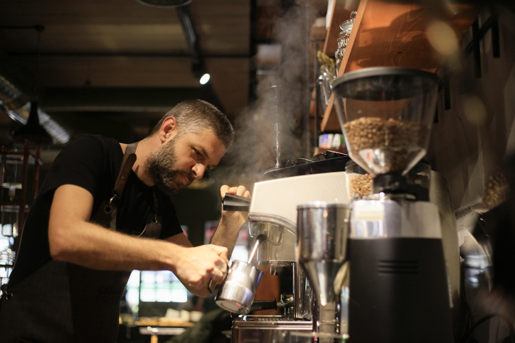 Barista fazendo café em cafeteria lucrativa